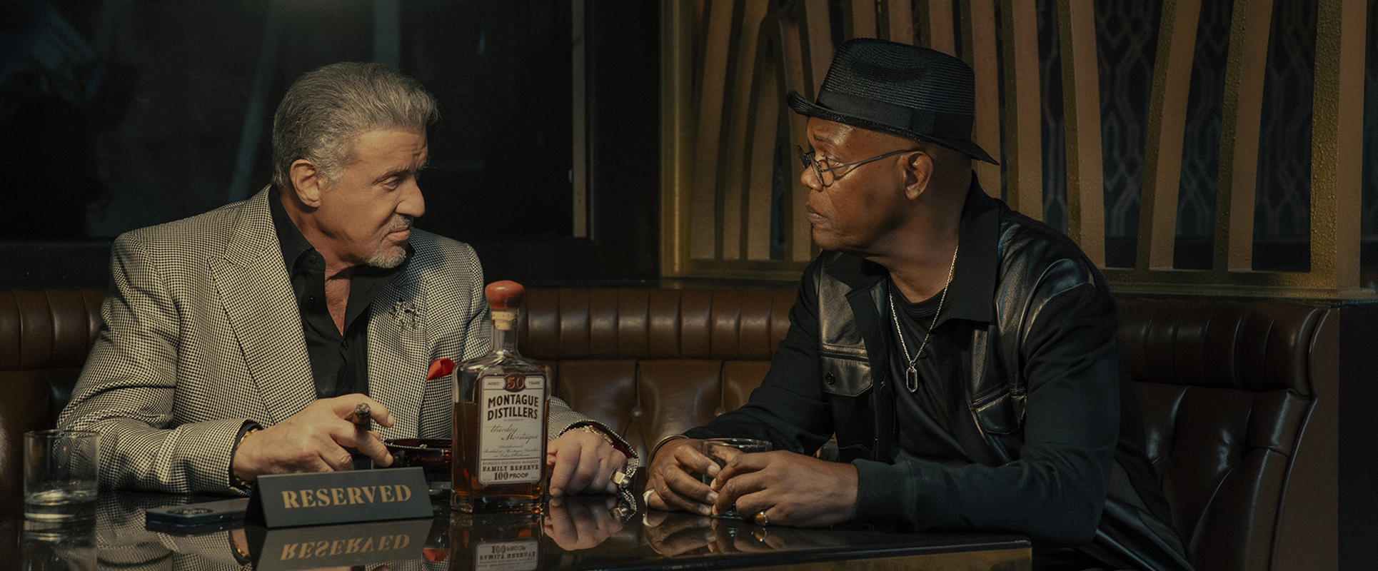 《塔爾薩之王》第3季一開始，就讓席維斯史特龍（左）與山繆傑克森（右）同台演出，昔日患難情誼究竟能否阻擋現實的考驗。（CATCHPLAY+提供）