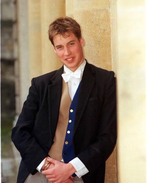 威廉王子年輕時身穿伊頓公學制服的模樣。(翻攝royalfamilygb IG)