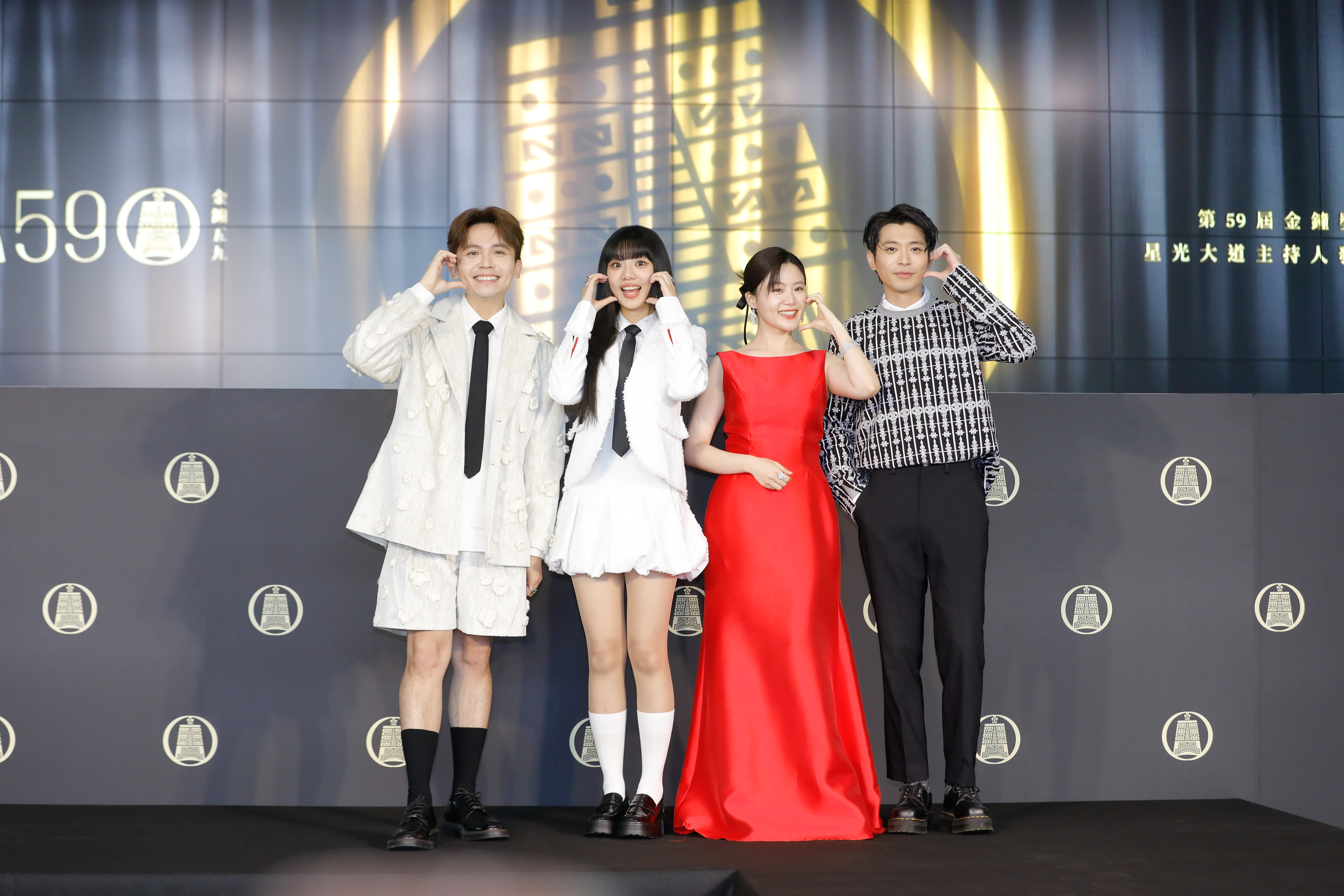 楊小黎（右2）搭檔侯彥西（右）主持金鐘戲劇類星光大道。