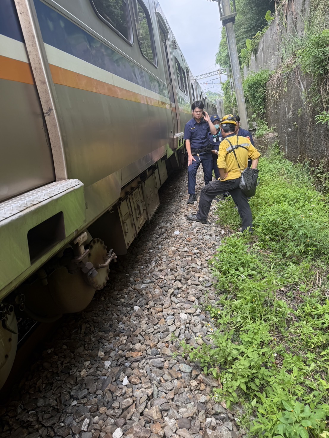 鐵路警方及台鐵人員到場蒐證。翻攝畫面