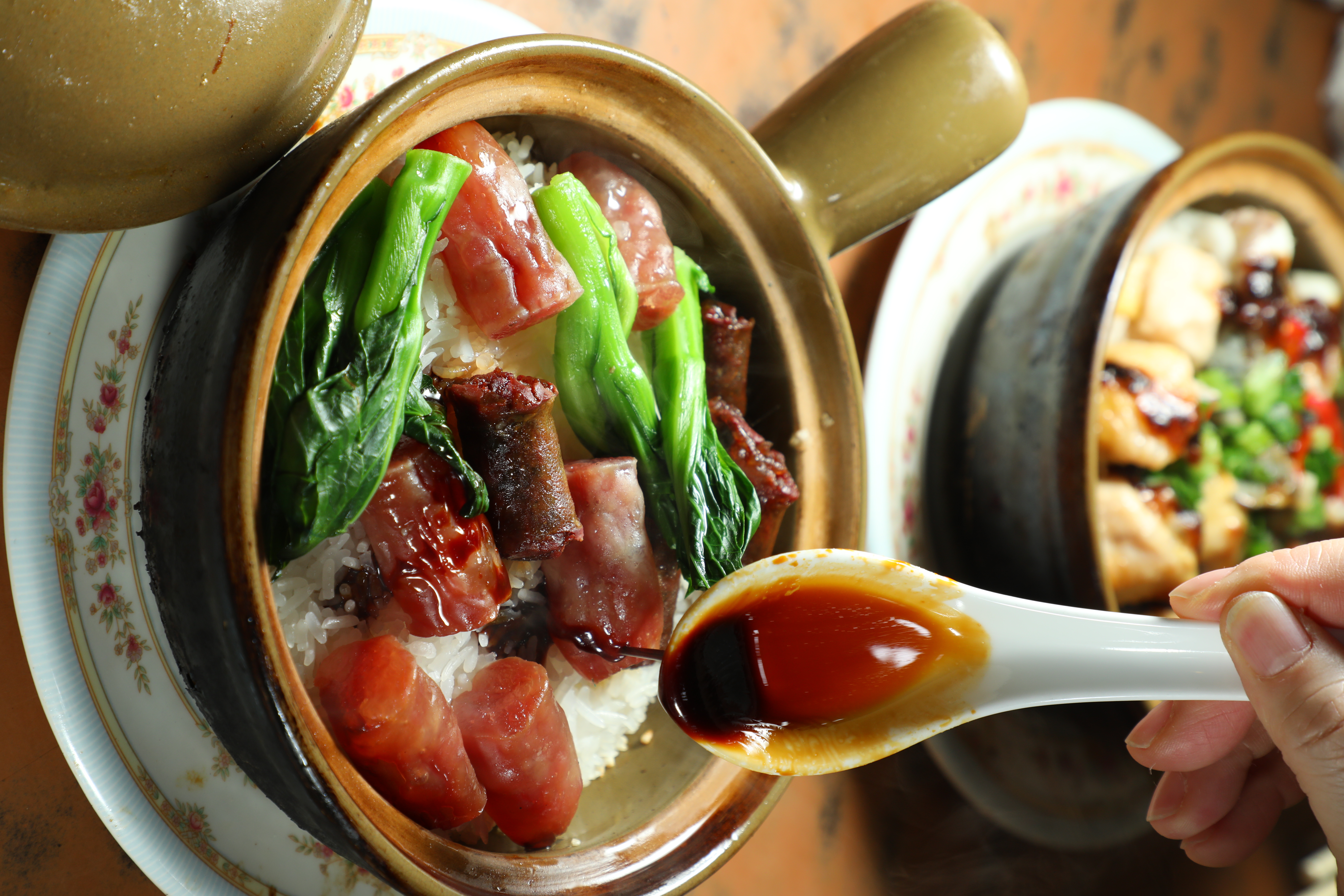：「臘味飯」的肝腸與臘腸都大塊紮實。（港幣90元／份）