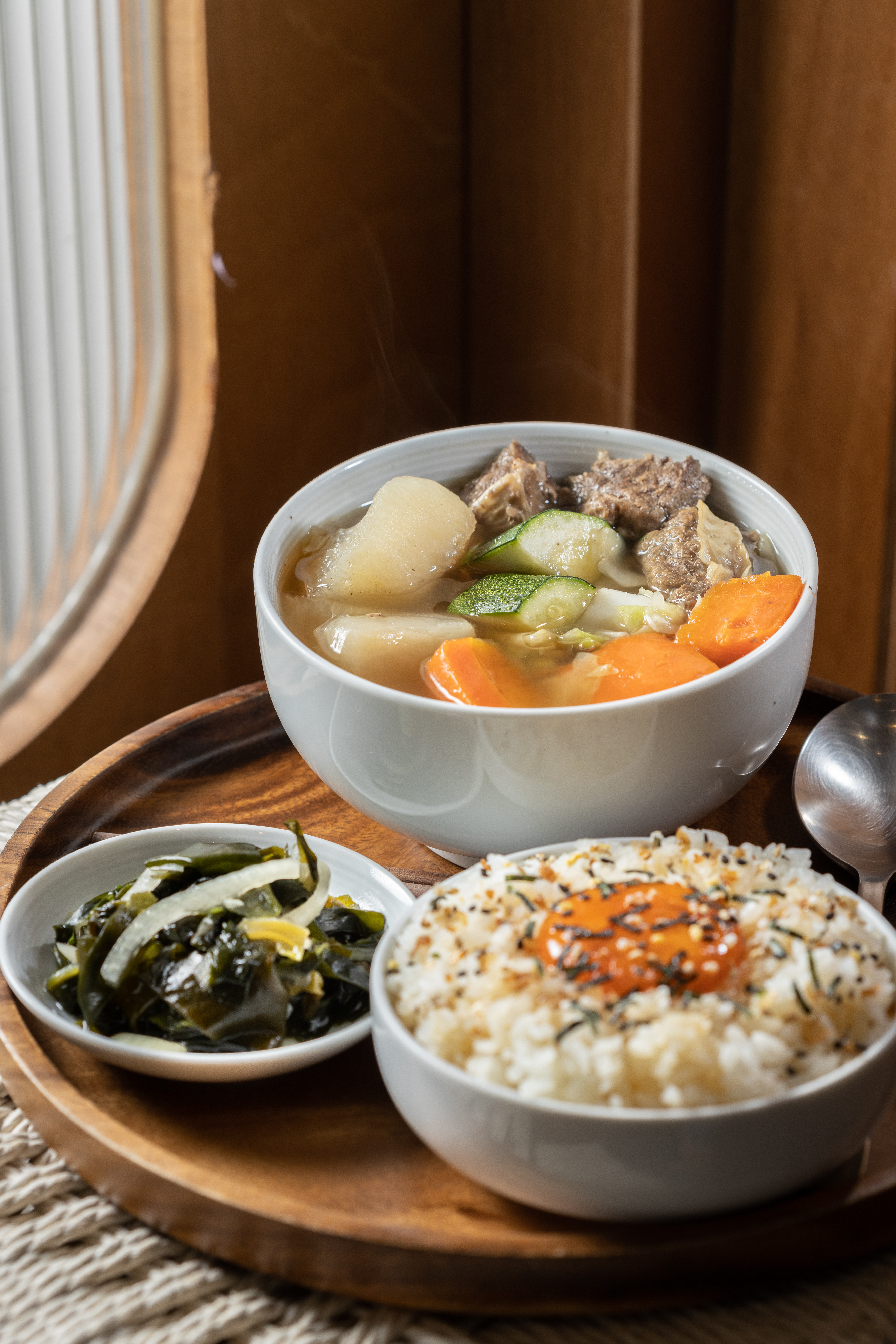 招牌「清燉牛肉湯」(後,190元/份,附白飯、小菜)口味清爽甘醇,搭配「卵黃米飯」(前,40元/份)飽足感滿滿。