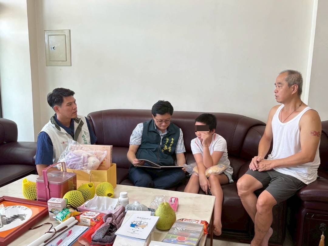 南市府副秘書長徐健麟偕將軍區長張介軍到小如家中探視。（台南市政府提供）