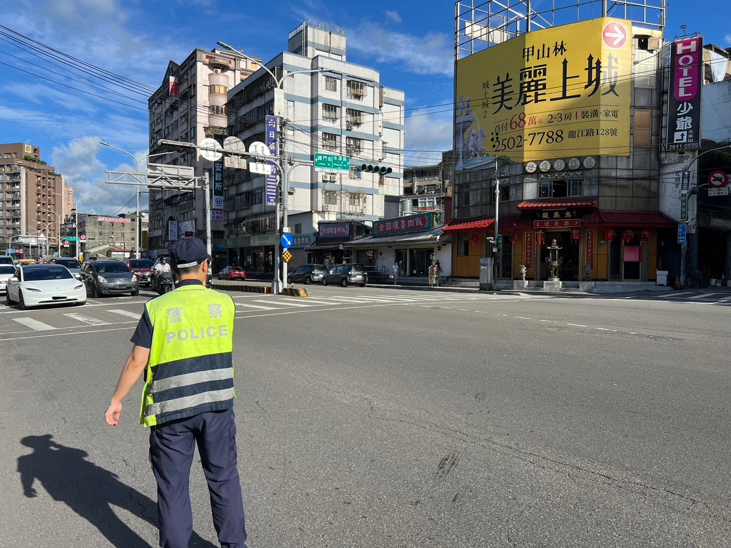 員警在路口疏導交通。（警方提供）