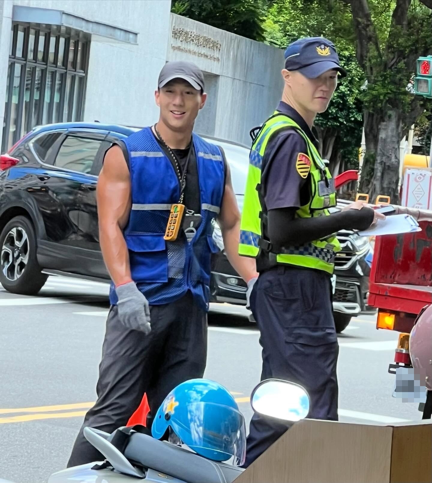 新北三重一位機車拖吊司機，因長相神似藝人王陽明及韓星蘇志燮，加上一身黝黑肌肉，路邊搬運機車時被民眾拍下PO網爆紅。（翻攝自爆廢公社）