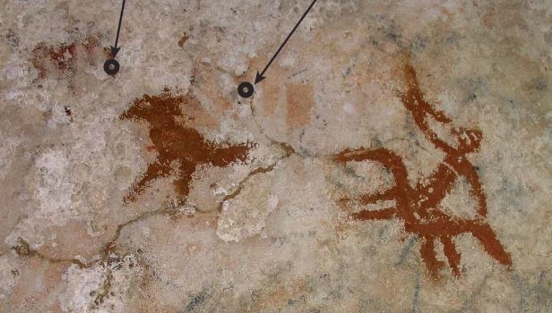 科學家在印尼蘇拉威西地區發現了1幅距今至少6萬7800年的洞穴壁畫。(翻攝自自然期刊)