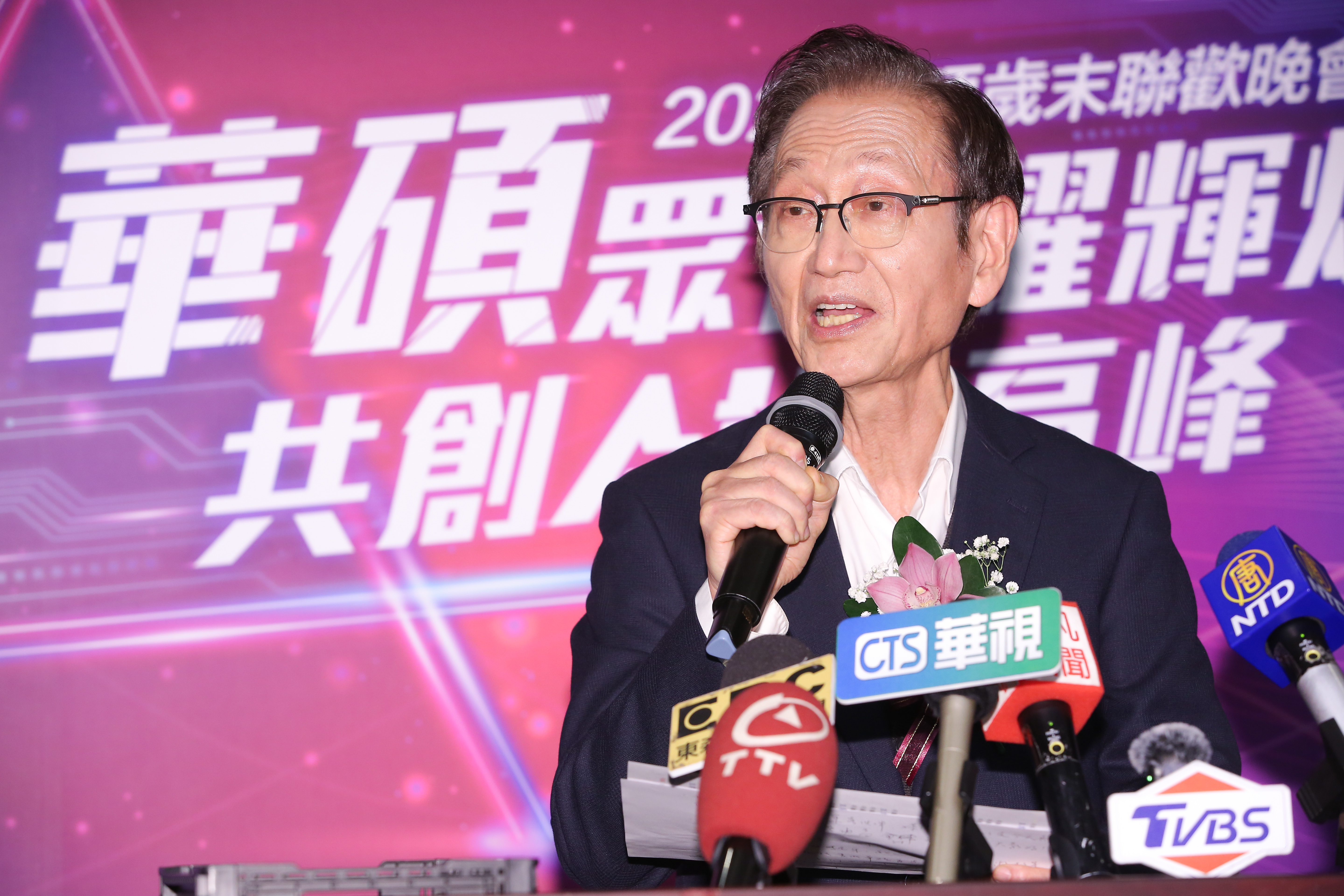 華碩AI伺服器提早3年達成營收5倍成長，施崇棠高喊今年整體業績刷新史上第2高。