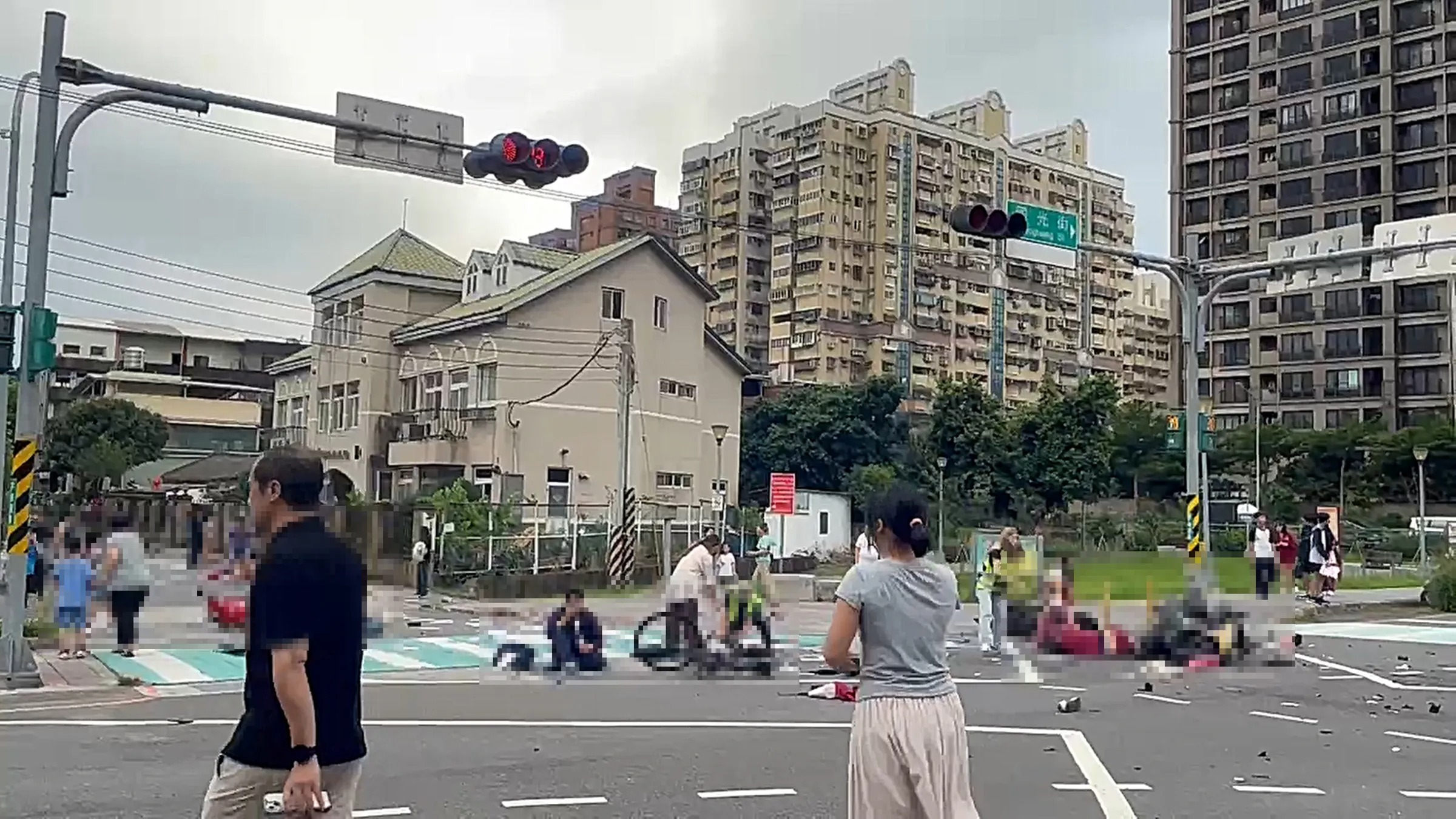 三峽19日發生嚴重車禍，釀3死12傷慘劇。（翻攝記者爆料網）