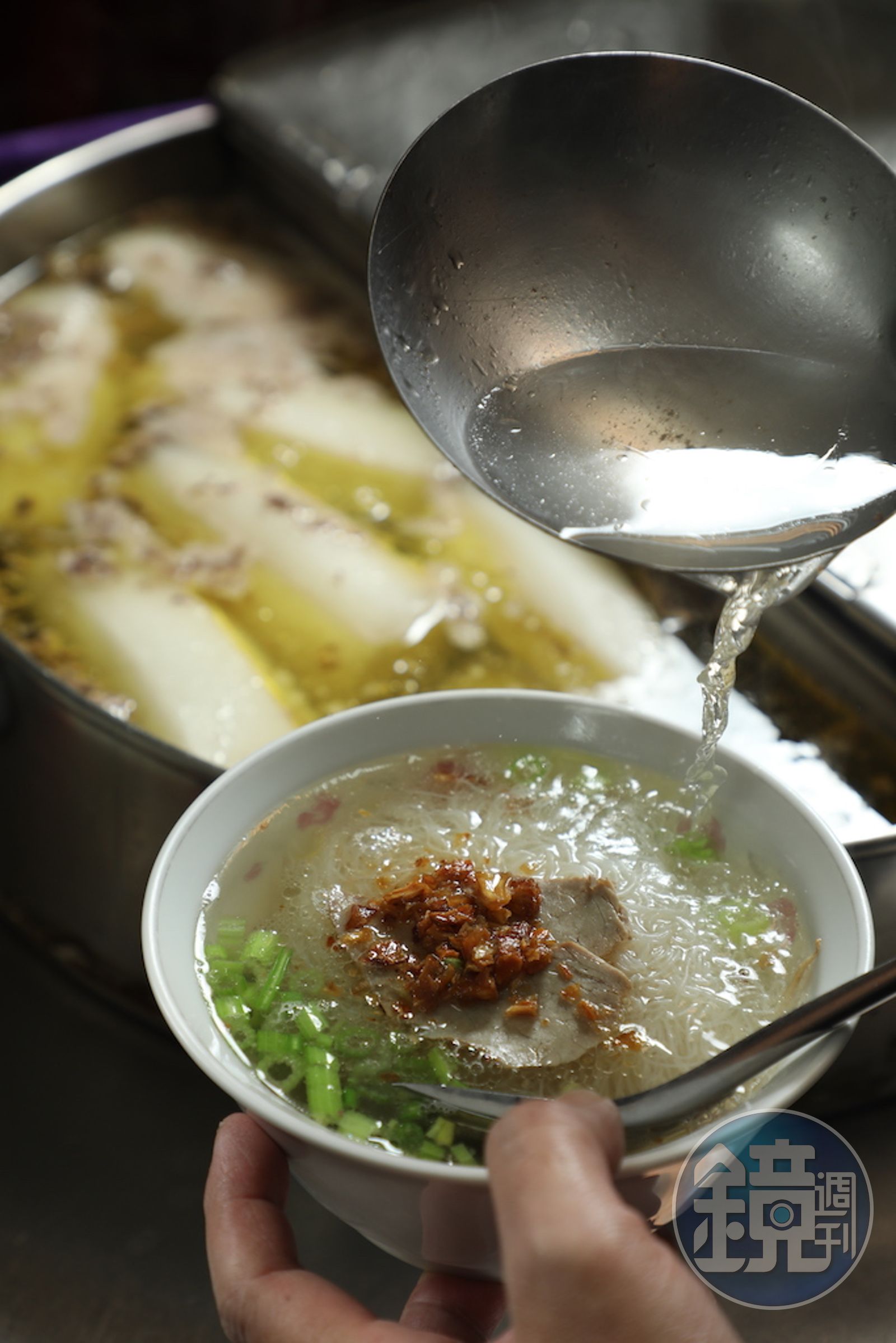 「鄭家切仔麵」用燙過豬心肝舌和燜煮全雞的湯底來煮「湯米粉」,湯醇暖味,好味道勾人想一直加湯。(50元/碗)