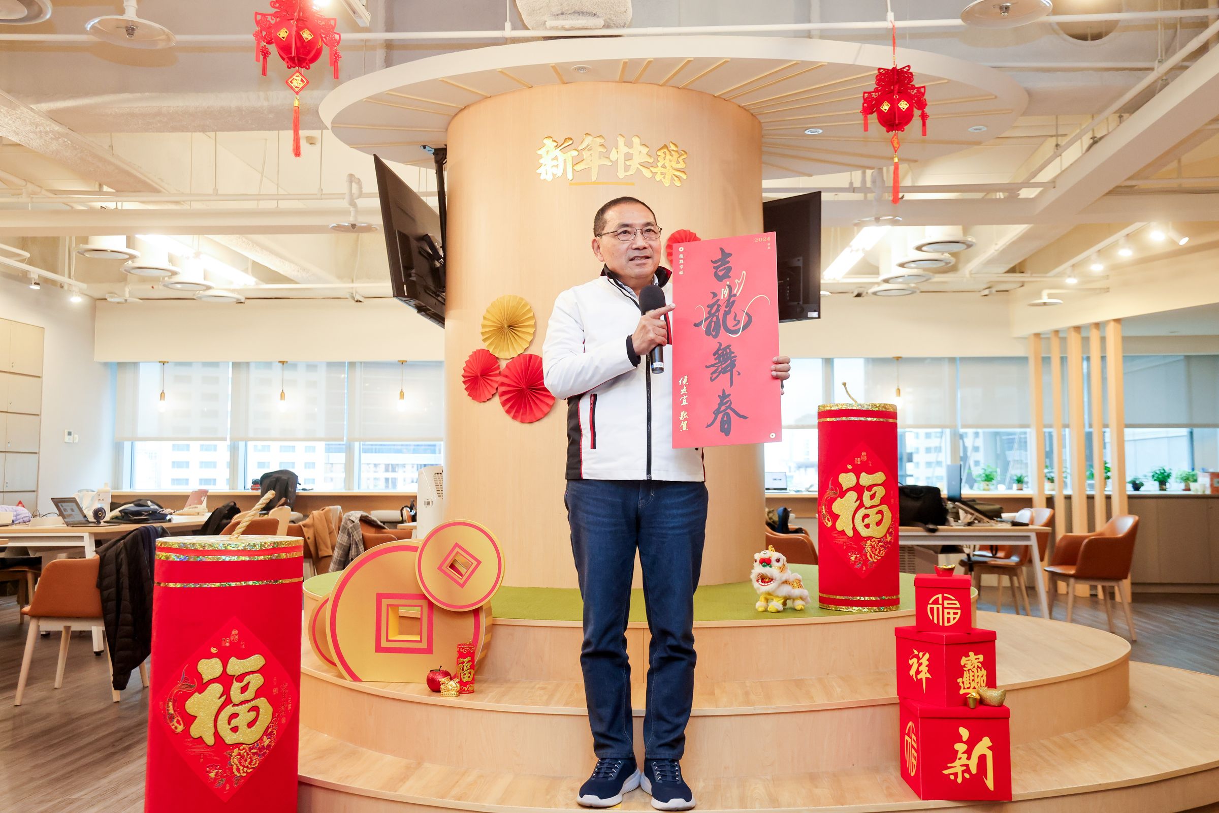 新北市春聯「吉龍舞春」。(新北市政府提供)