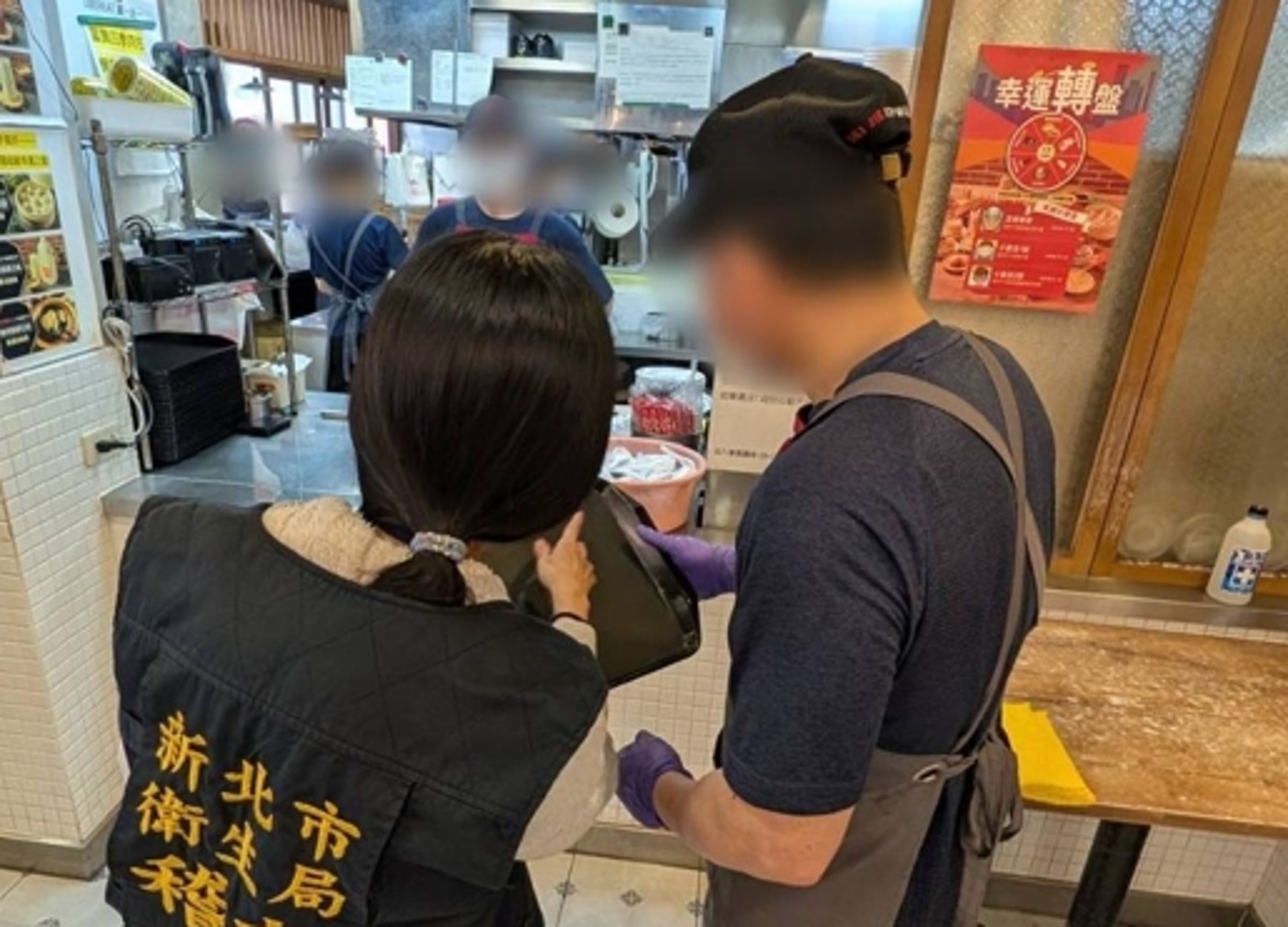 永和「世界豆漿大王」托盤超多蛆蠕動,新北衛生局派員稽查。(新北衛生局提供)