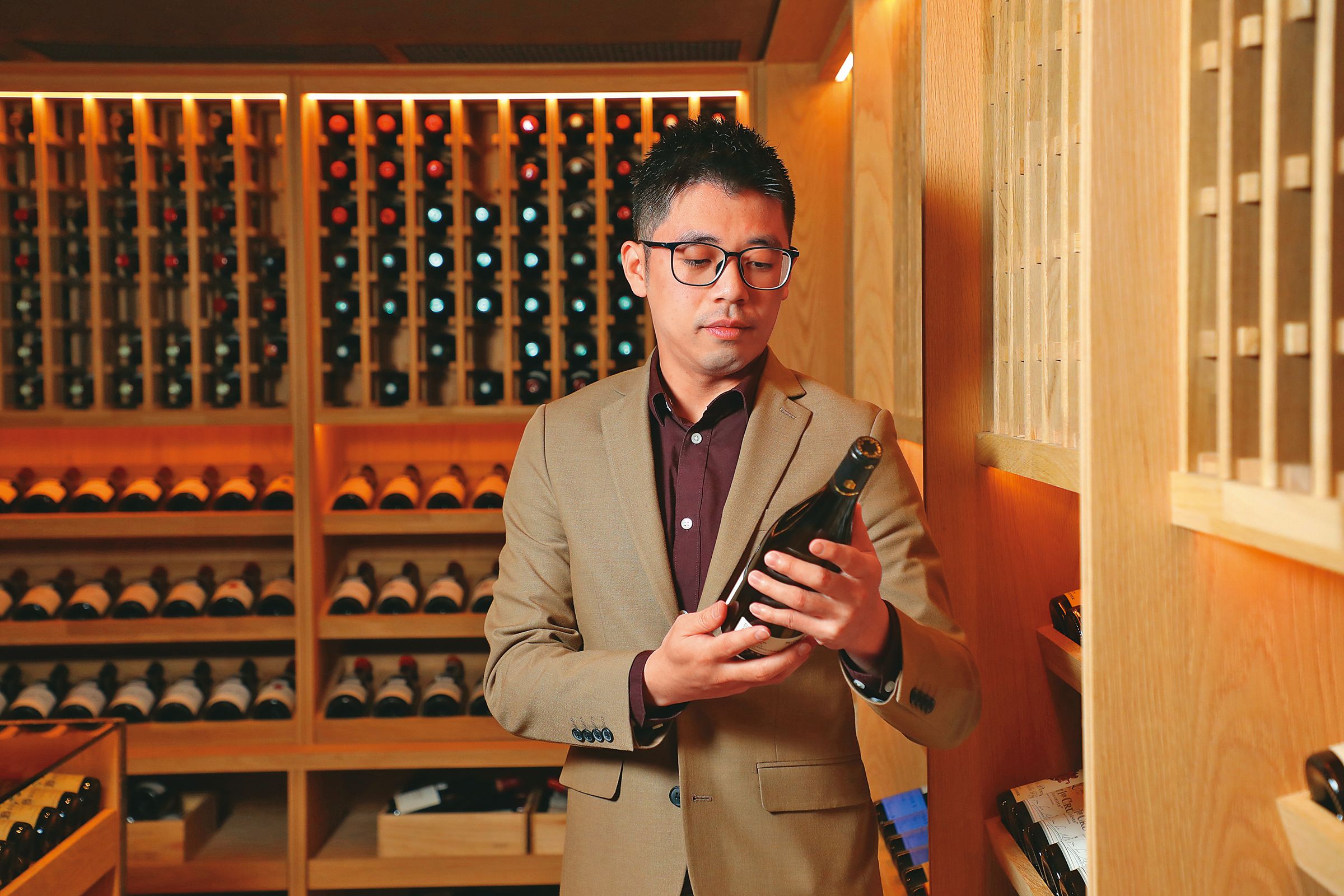 李原安曾在倫敦、澳門的星級餐廳擔任侍酒師，對香檳、紅白酒與餐食搭配很有想法。