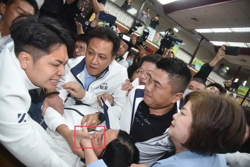 徐巧芯聲稱昨日賴惠員手部有壓到陳玉珍，才會害她牙齒脫落。（徐巧芯提供）