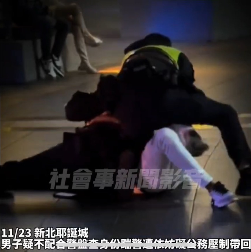帶折疊刀逛新北耶誕城的吳姓少年被警方壓制在地。(翻攝畫面)