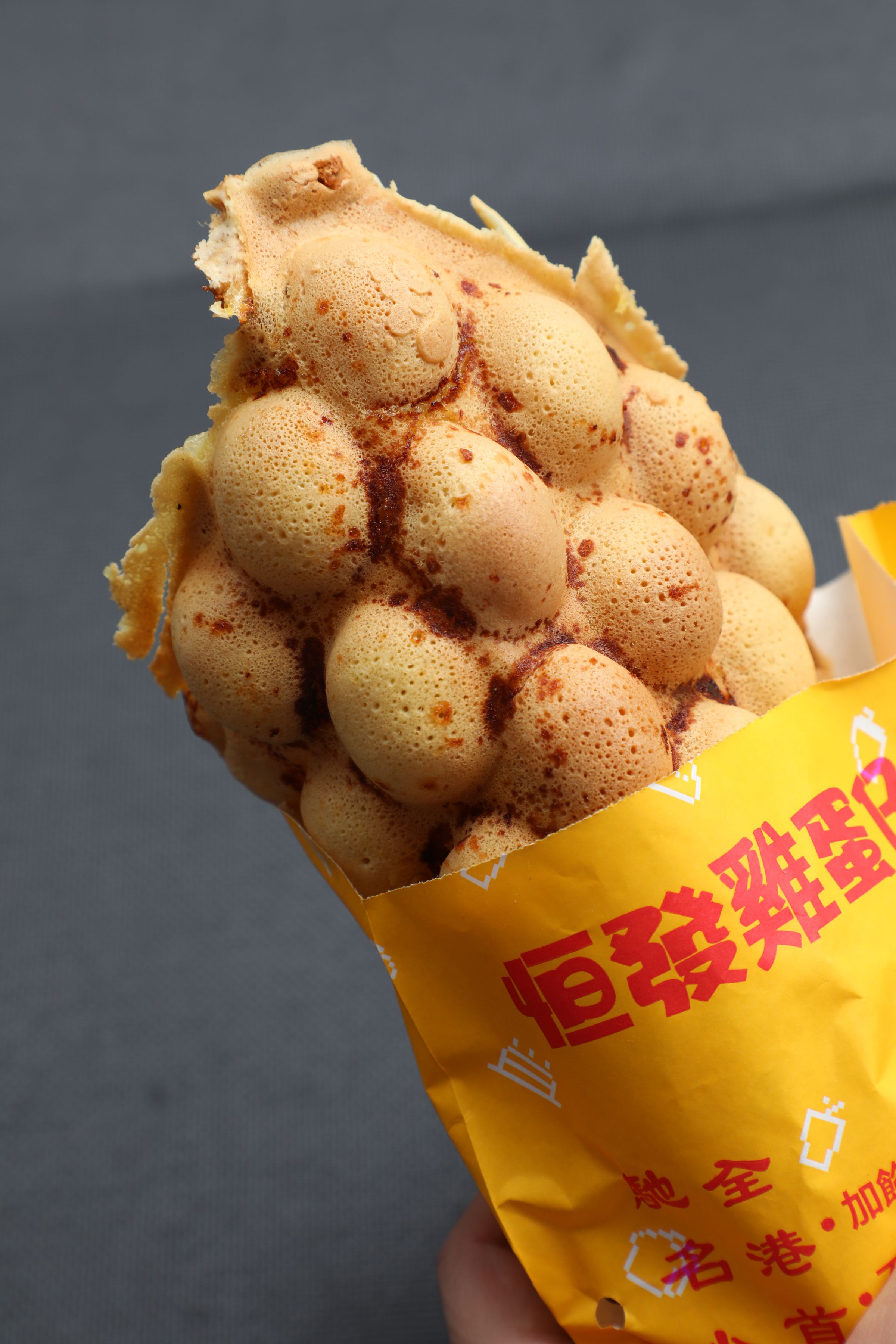 剛出爐的「鮮榴槤夾心雞蛋仔」外皮略顯焦脆。