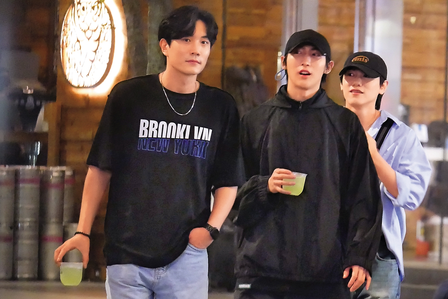 毛弟（右）與黃宏軒（中）因合作BL劇《關於未知的我們》人氣飆升，戲裡愛得猛烈，戲外也黏緊掃街，同劇演員金在勳（左）同行作陪。