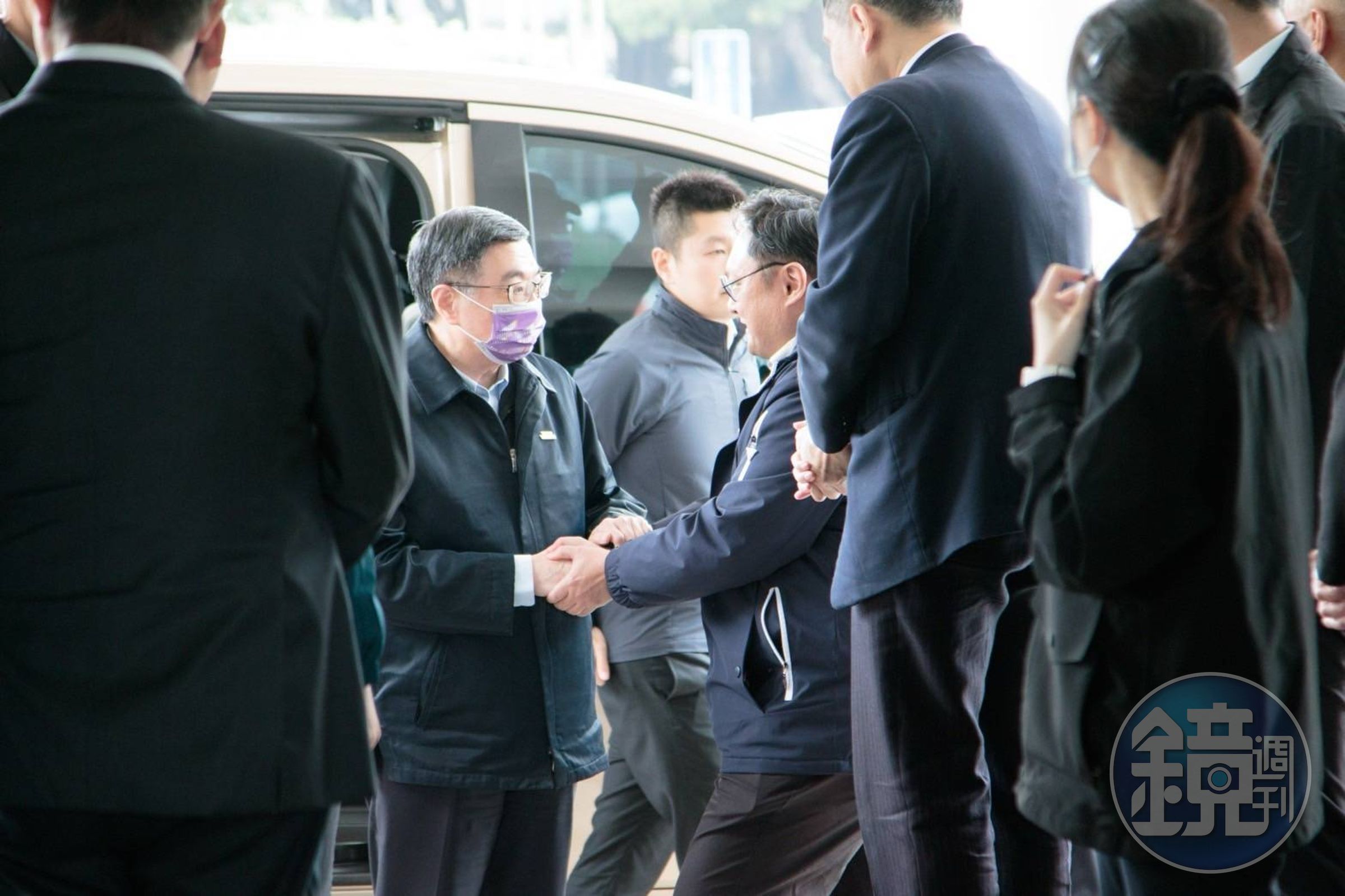 台中新光三越13日發生氣爆，行政院長卓榮泰今（14）日下午前往台中探視。