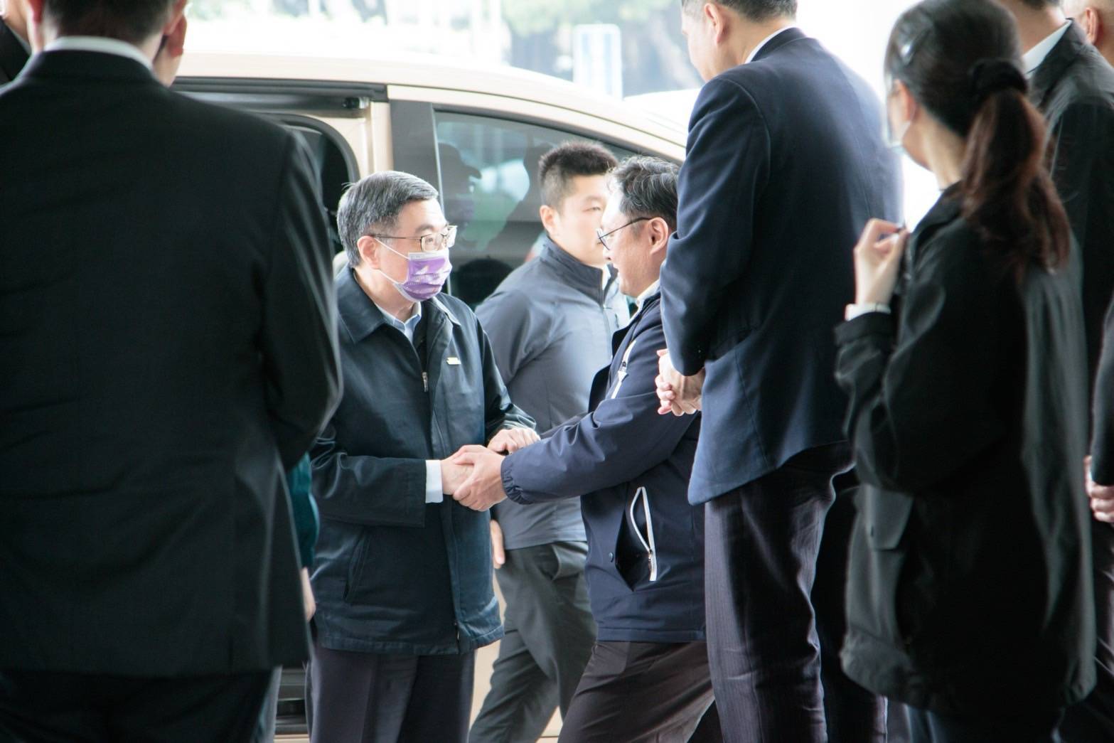 台中新光三越13日發生氣爆，行政院長卓榮泰今（14）日下午前往台中探視。