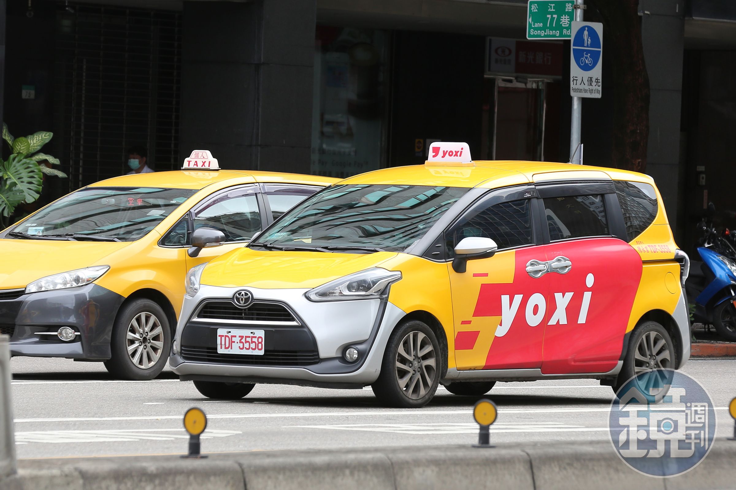 一名網友日前在下雨天透過叫車平台yoxi叫車,卻發現僅2公里的路程跑出2萬元的費率。(本刊資料照)