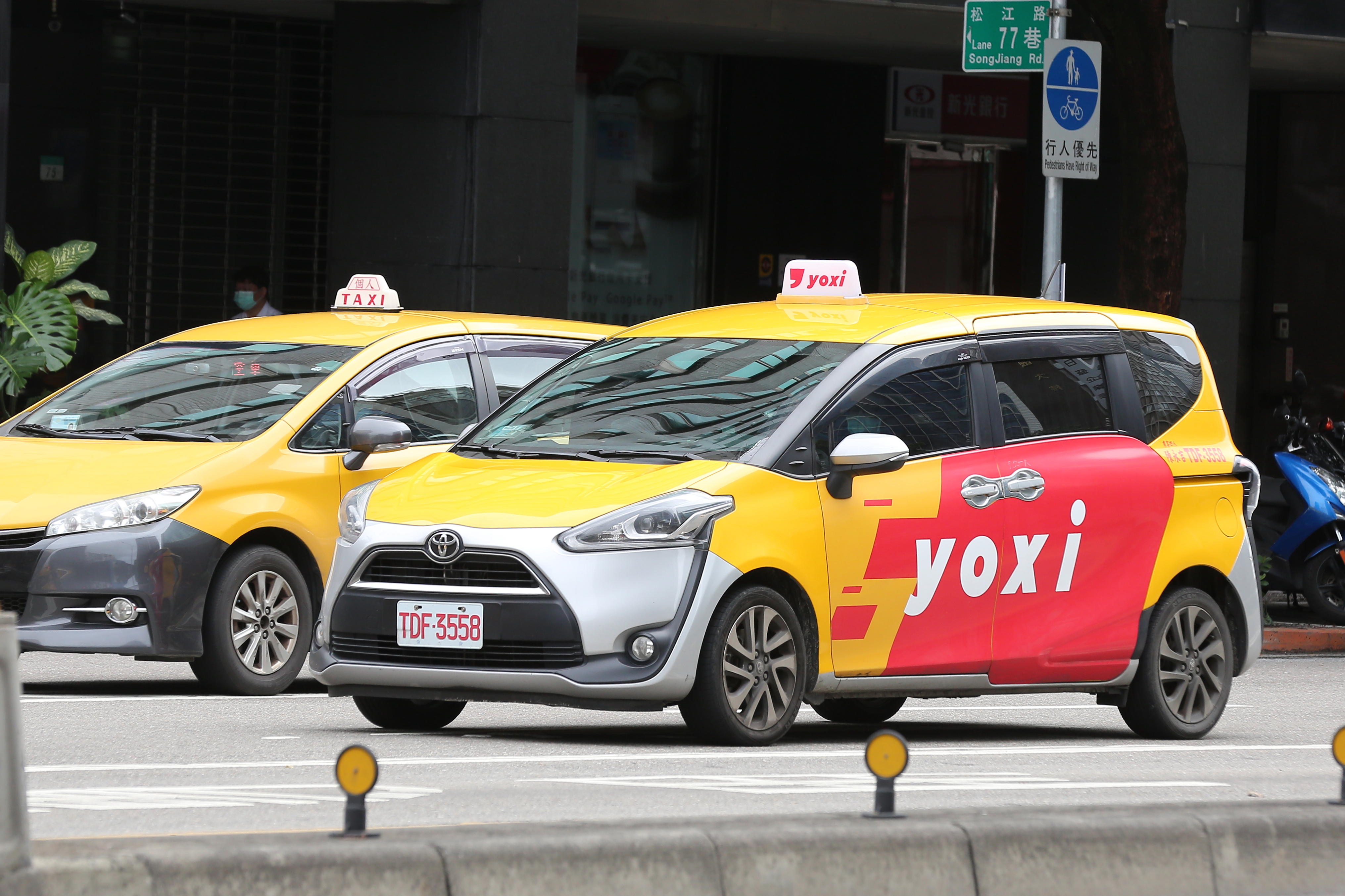 一名網友日前在下雨天透過叫車平台yoxi叫車，卻發現僅2公里的路程跑出2萬元的費率。（本刊資料照）
