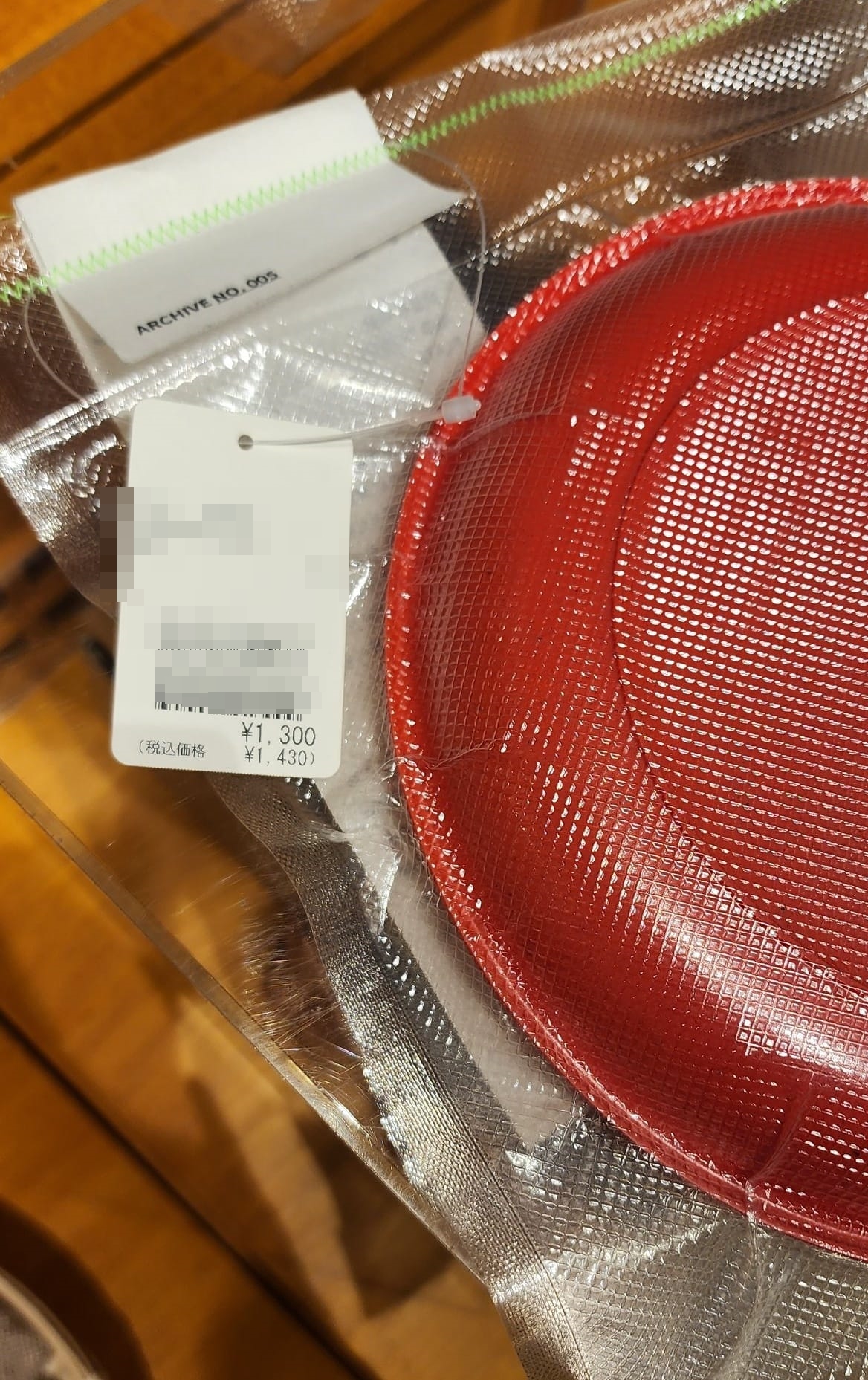 阿傑今天曬出台灣拜拜擺放水果的紅色盤子，到日本經品牌包裝後就變成「精品」，一個含稅就要價1,430日圓（約新台幣315元）。（翻攝自RJ廉傑克曼臉書粉專）