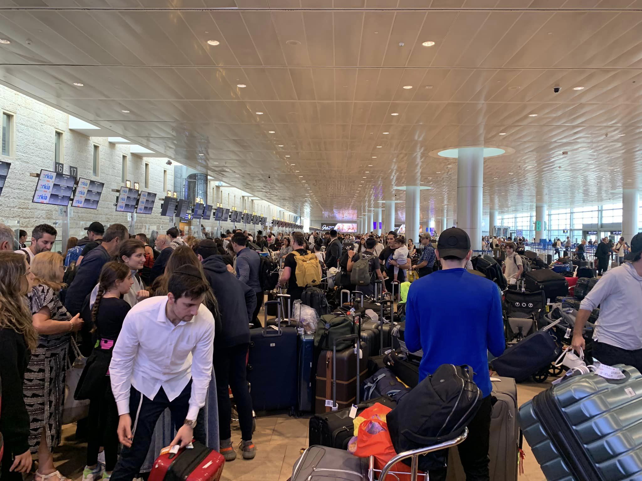 網友PO出以色列特拉維夫機場大批人潮準備搭機離境的畫面。（翻攝自當事人臉書）