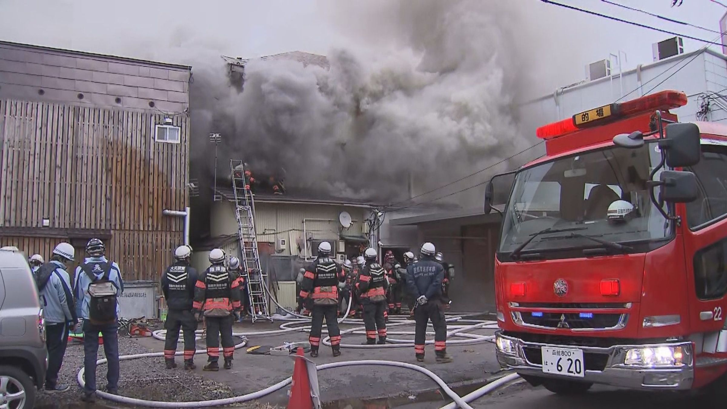 北海道函館市中心鬧區發生一起重大火災。（翻攝自@HTB_news X）