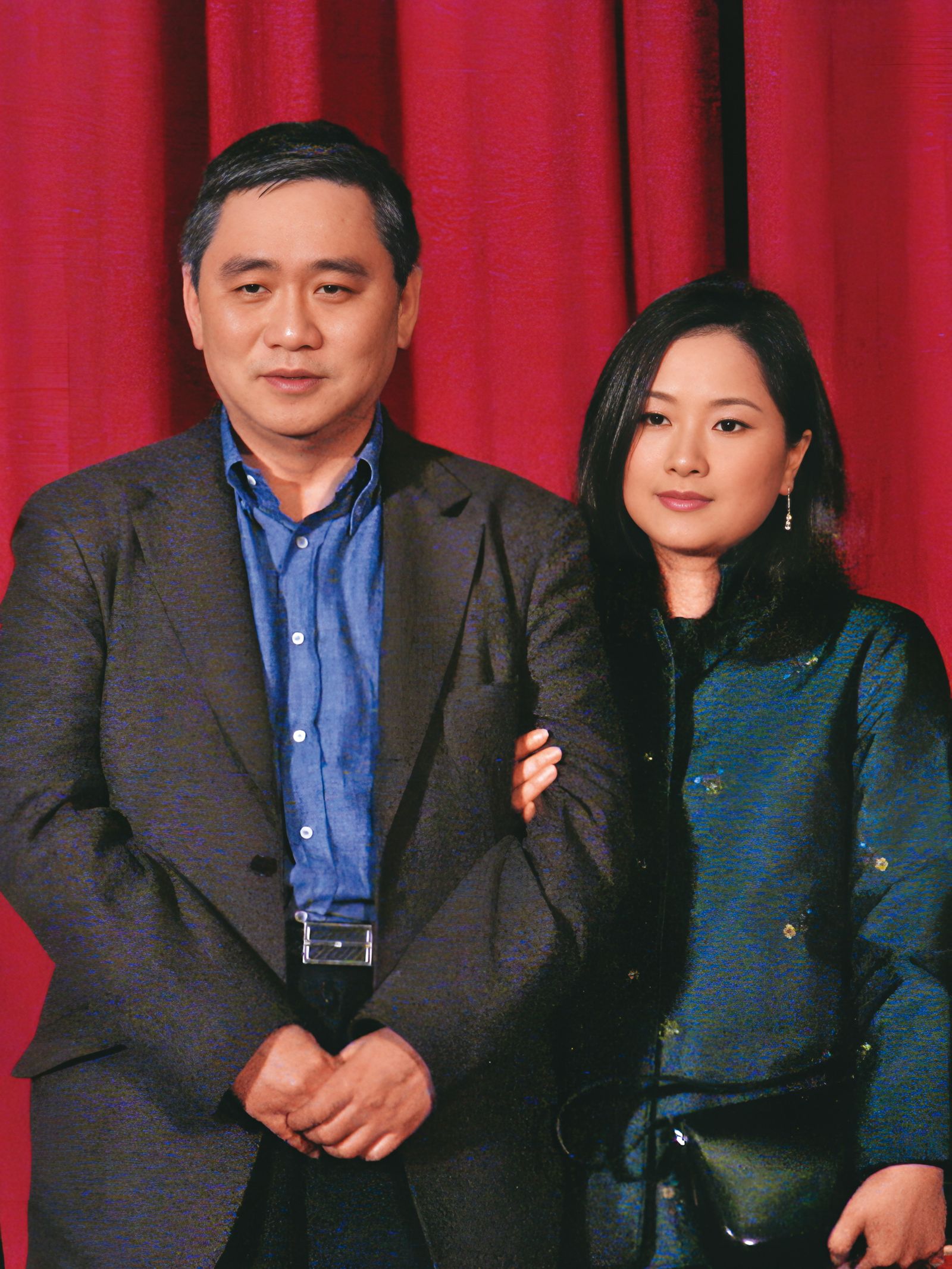 王文洋（左）和呂安妮（右）多年前因師生戀轟動社會，交往20年，女方一直以「特助」身分陪在身邊。（翻攝自狠攪社官網）