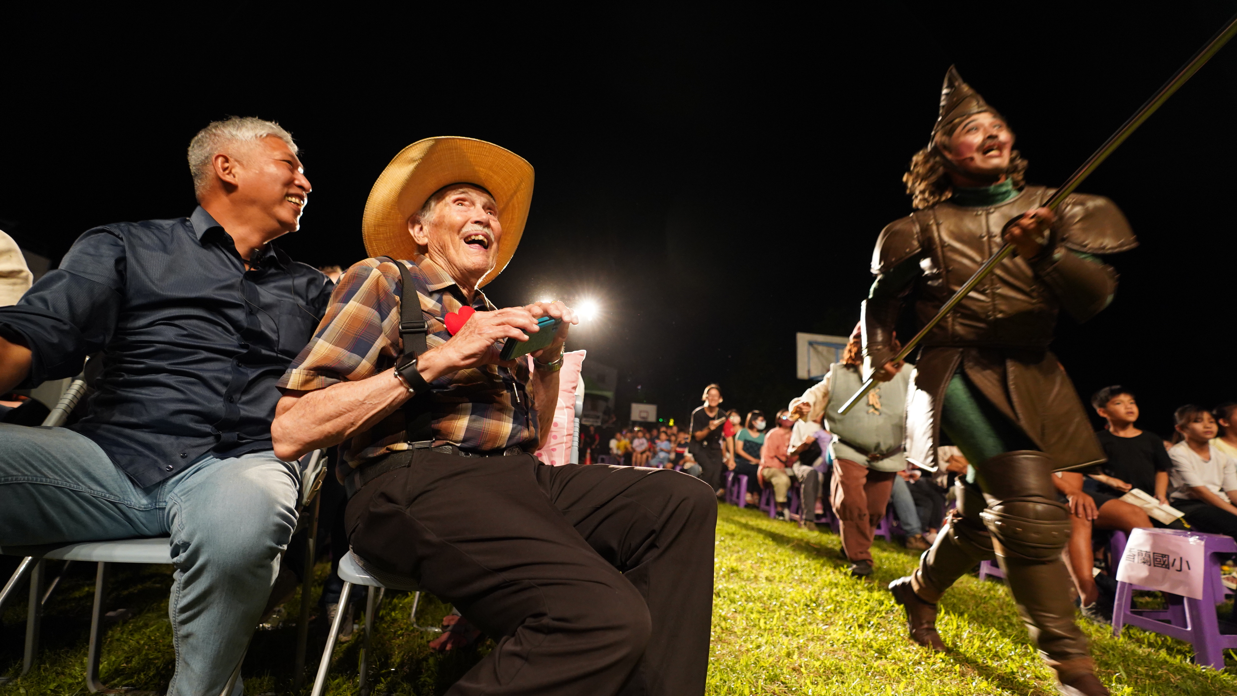 譚維義醫師與大家一起欣賞《台灣幻想曲》。（紙風車劇團提供）