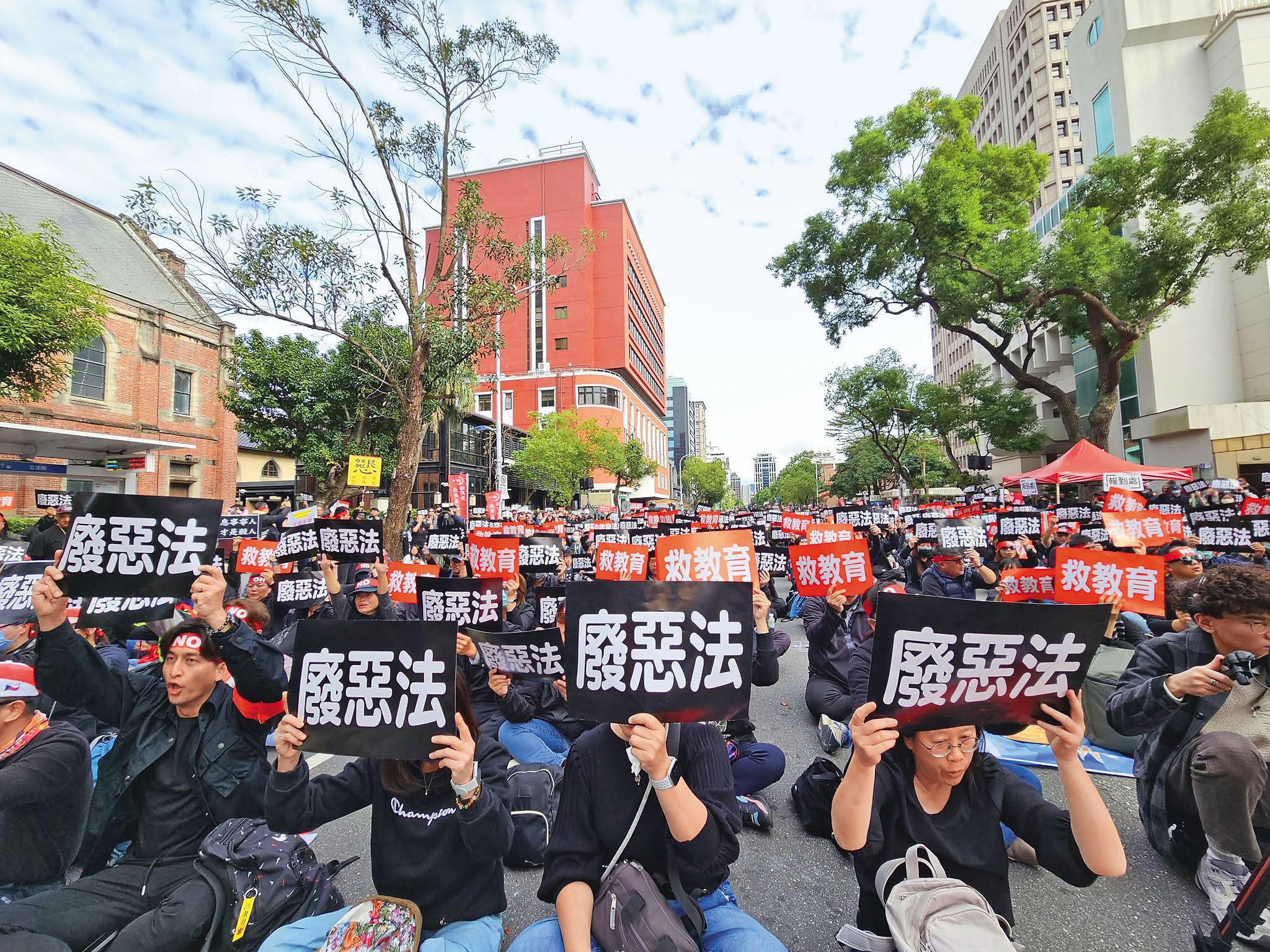 今年1月25日上千名基層教師前往教育部，抗議校事會議的調查制度已演變成校園濫訴風暴。（翻攝全教總臉書粉專）