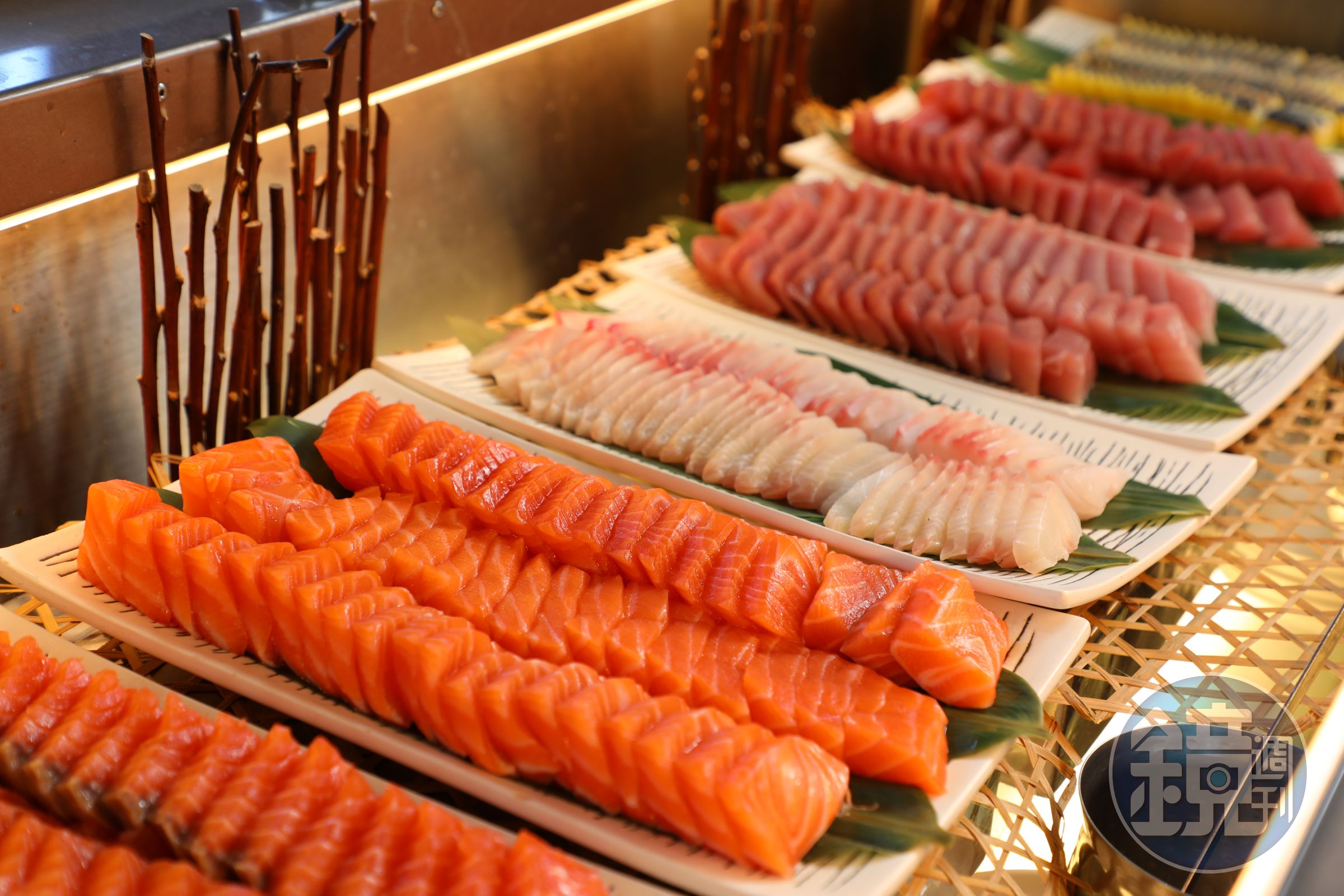 各種生魚片一字排開。
