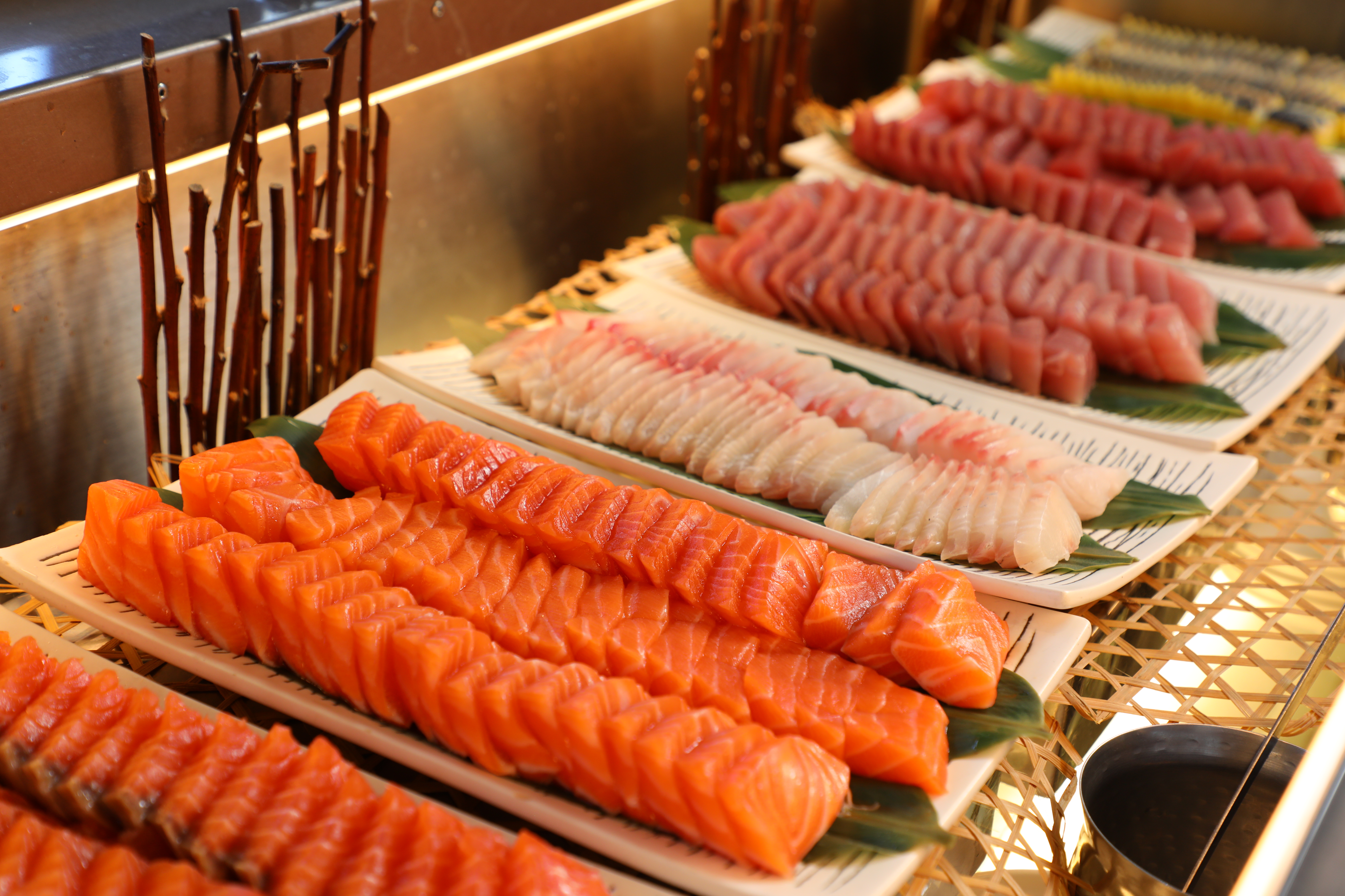 各種生魚片一字排開。