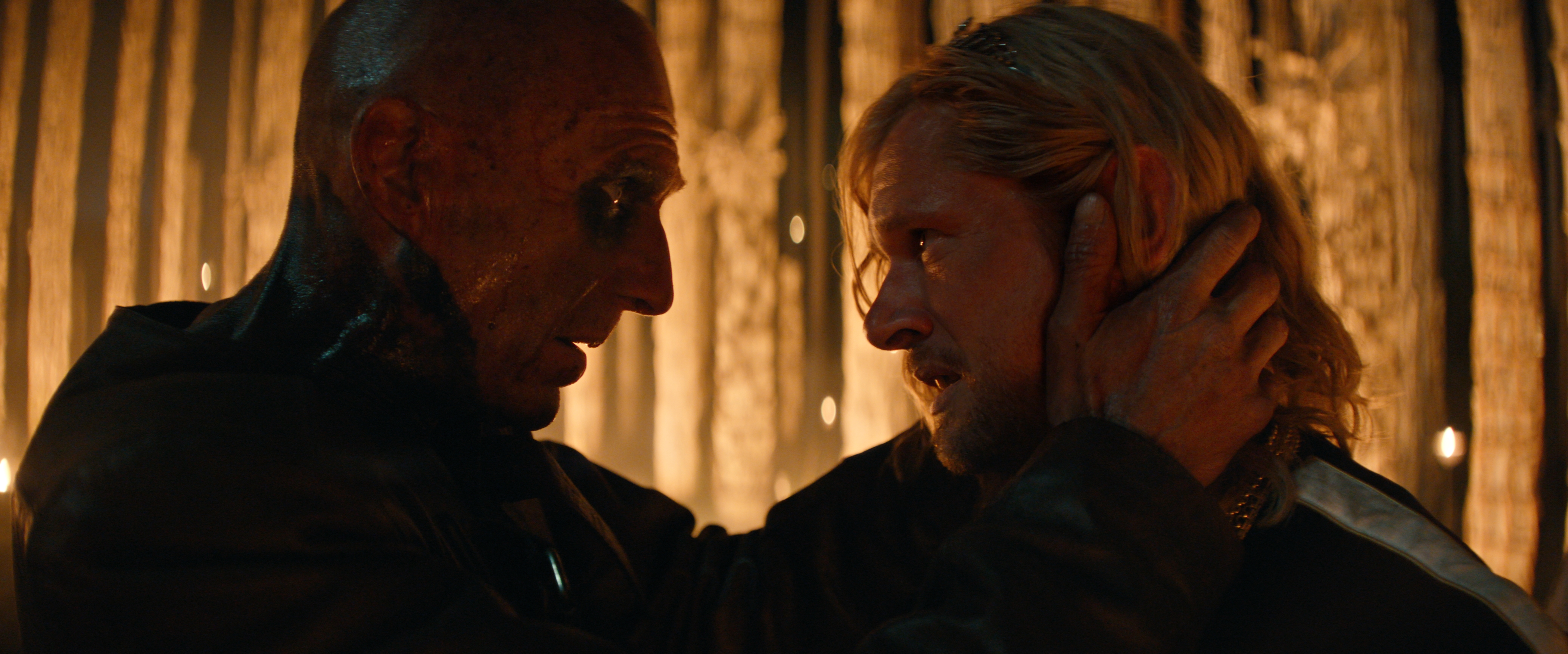 凱森醫生（左）與吉米（右）狹路相逢，無可避免的衝突終於爆發。（索尼影業提供）