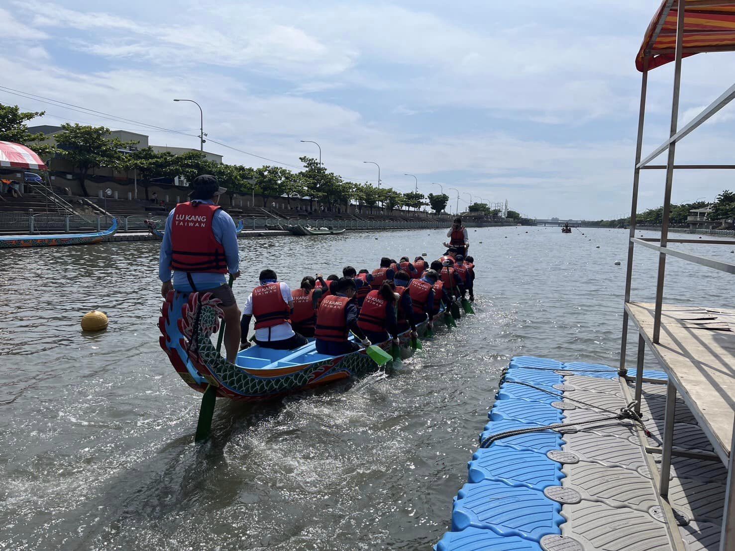2024鹿港慶端陽國際龍舟錦標賽日前在彰化縣福鹿溪水道開辦，吸引各方人馬共襄盛舉。（翻攝自鹿港慶端陽國際龍舟錦標賽臉書）
