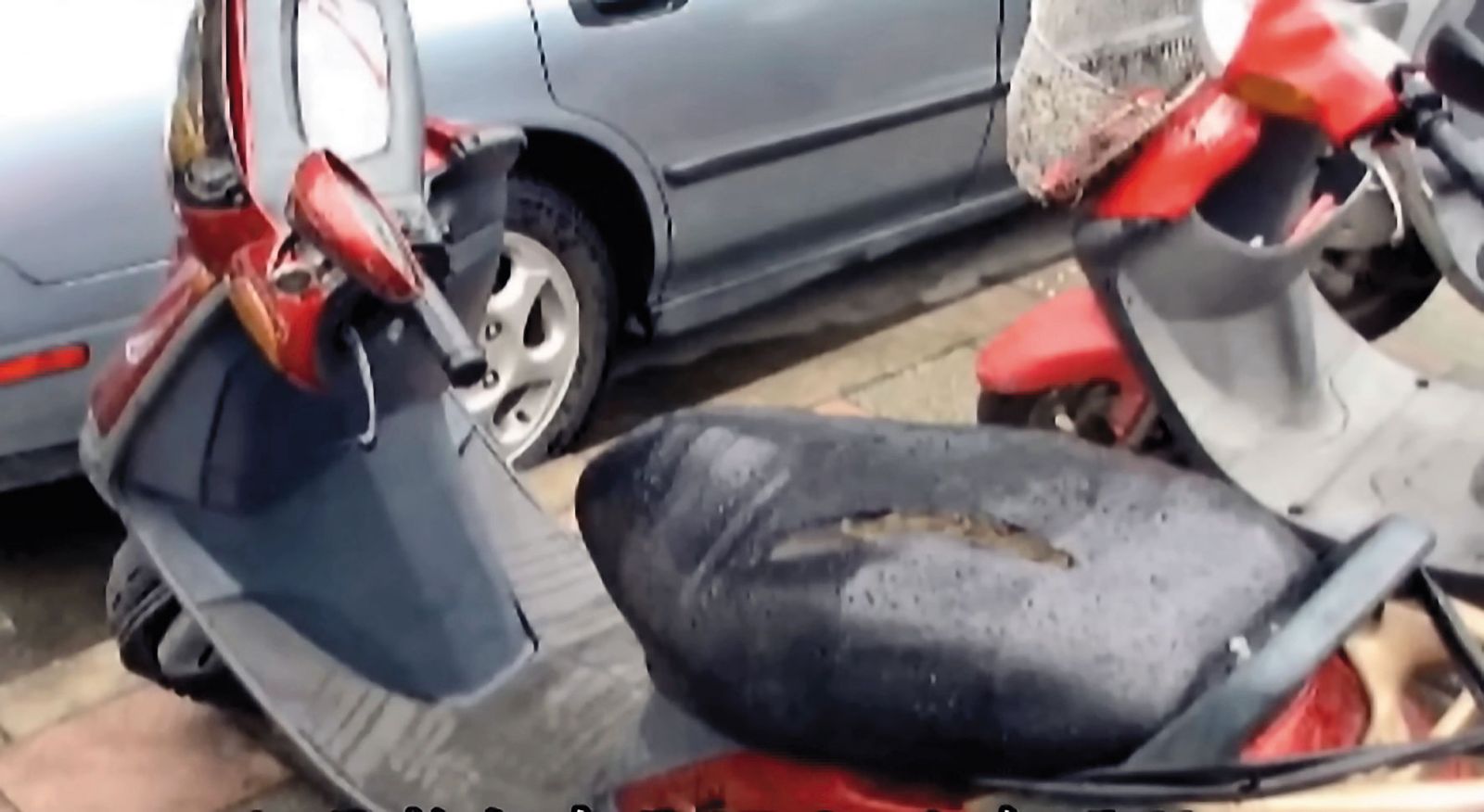 錢女機車被棄置在人行道上，可惜並未採證到有利線索，調閱周遭監視器也毫無所獲。（東森新聞提供）