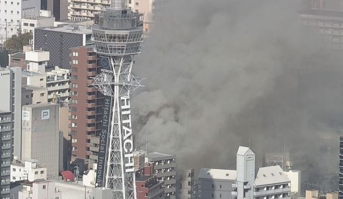 距離大阪通天閣西北方約200公尺處的觀光區域發生火災。（翻攝自news.ntv.co.jp）