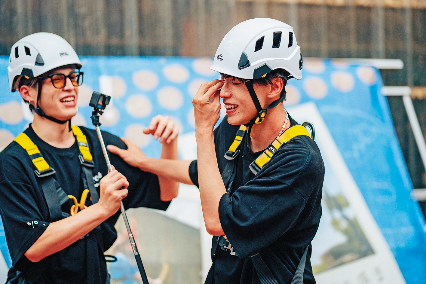 黃文廷（右）挑戰高空垂降設施意外落淚，同組的李哲言（左）在旁安慰鼓勵。（寬想國際娛樂提供）