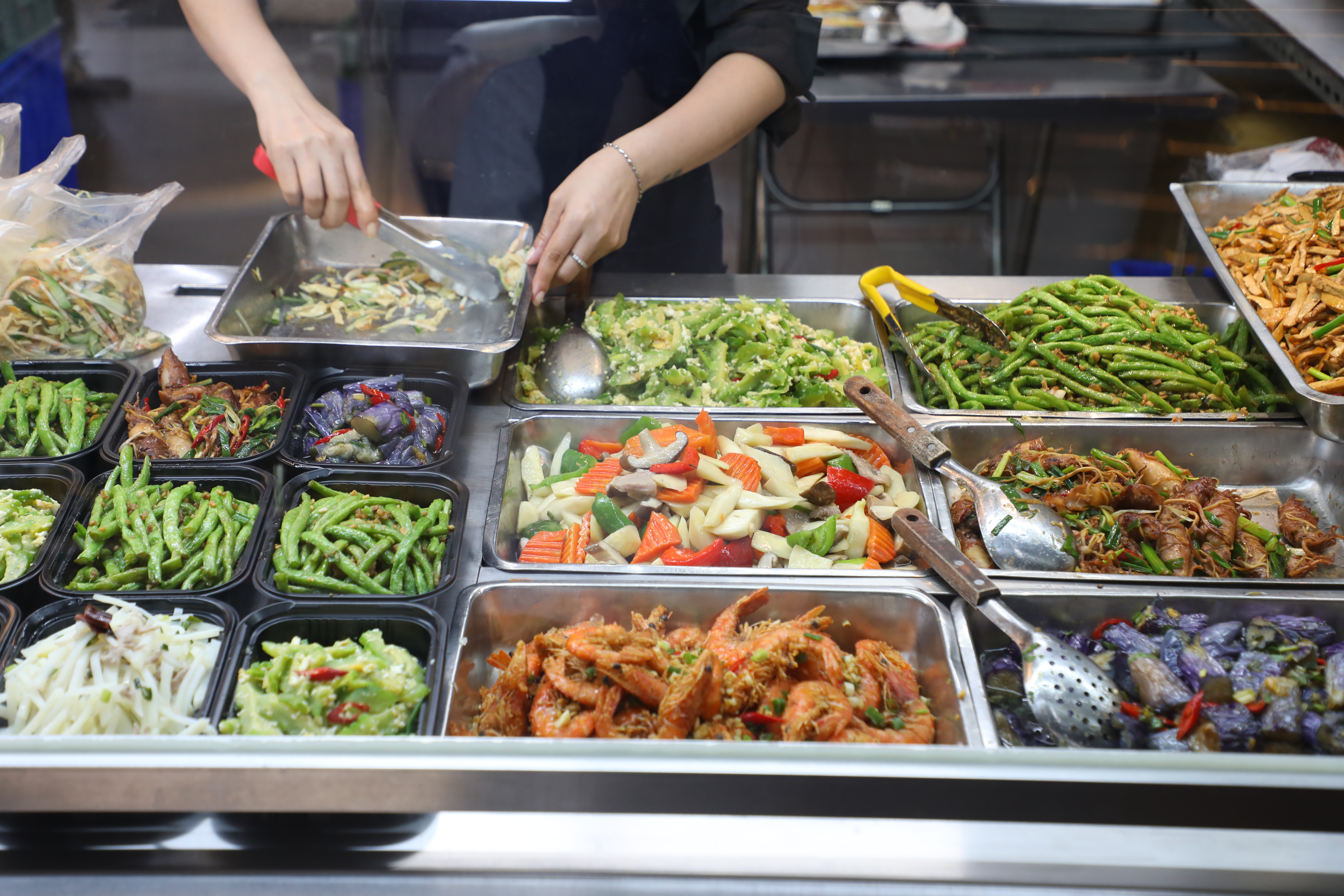 今天介紹的「東門興記手工水餃」「信遠齋」和「正記南京板鴨」都是東門市場周邊很受歡迎的熟食店。圖為東門興記的熟食。