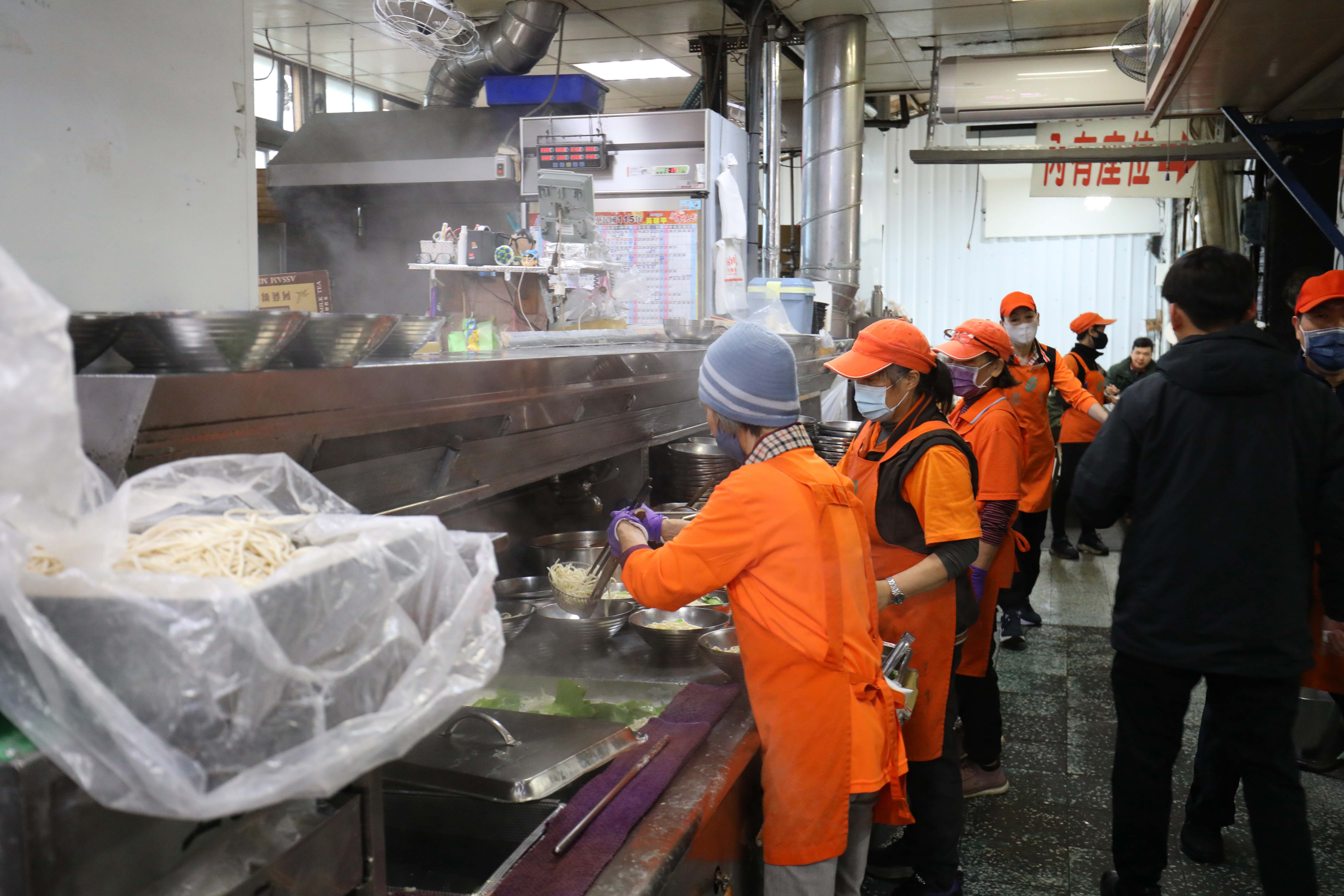 店家「免費加湯加麵」的服務,餵飽了無數學生與小資族。
