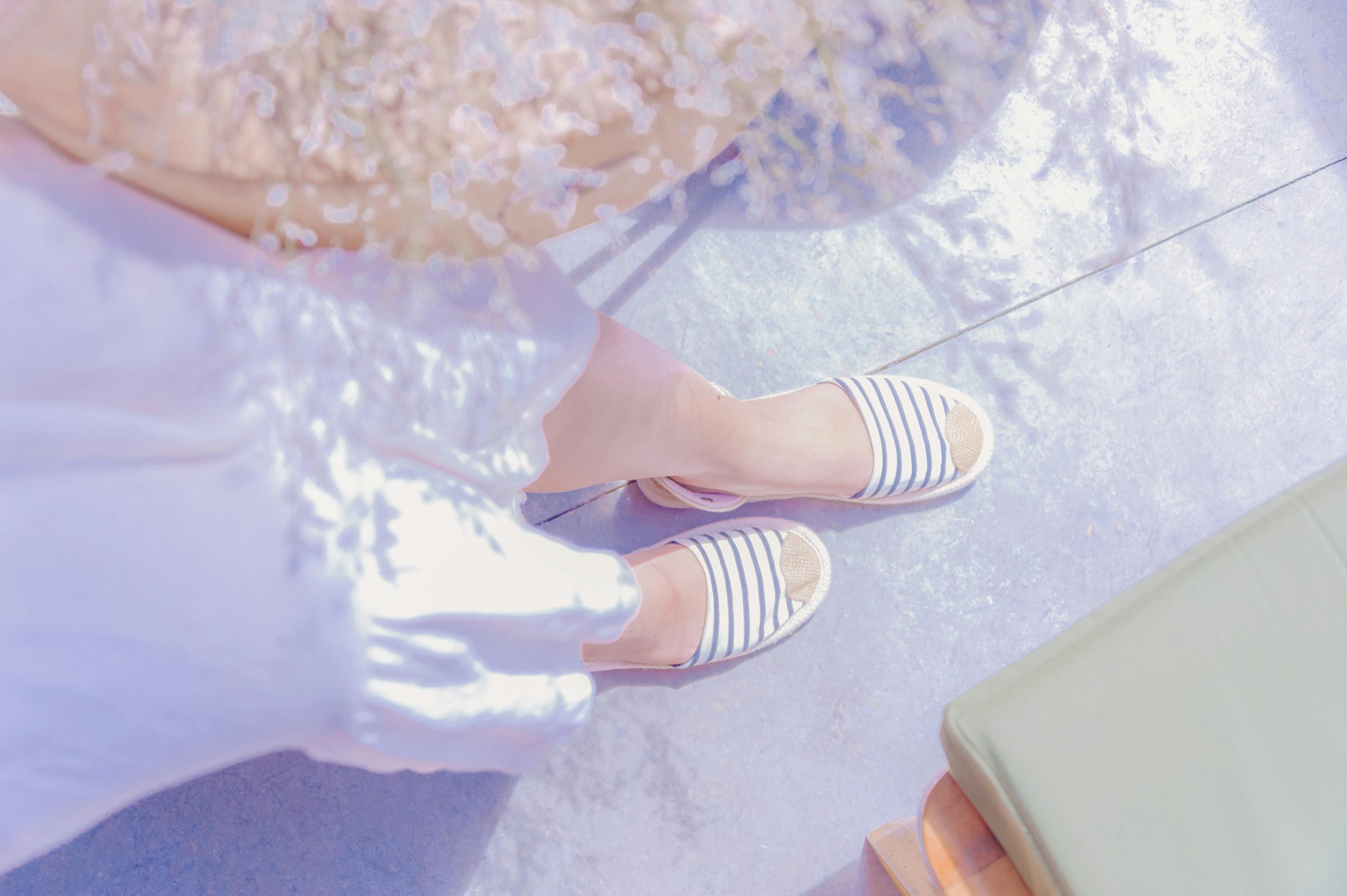 一名女網友發現，擺在門外的鞋被陌生男子拿去自慰、射精，報警處理調閱監視器後逮到變態。（示意圖，pexels）