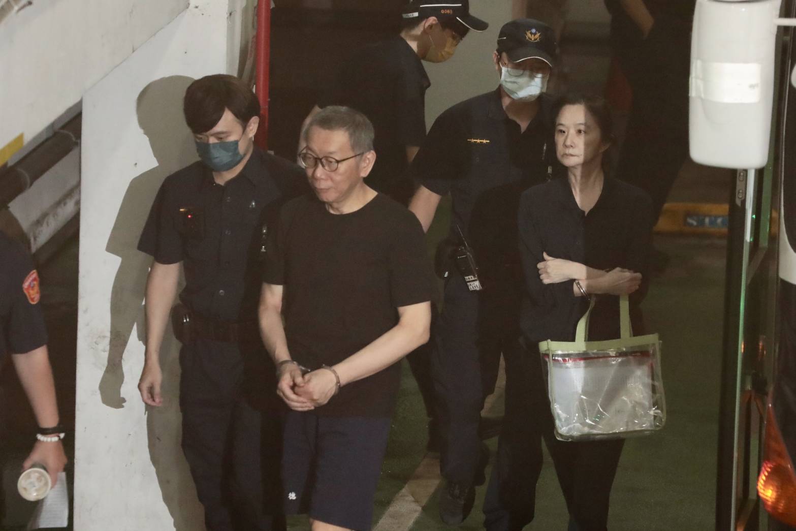 柯文哲涉入京華城容積案、政治獻金案持續遭羈押。（鏡報林煒凱攝）