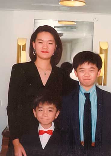 劉瓊雯（左後）13歲就帶著2個弟弟劉佑軒（左前）、劉安哲（右）到美國一起生活，常被人誤會最小的弟弟是她的小孩。（中傑提供）