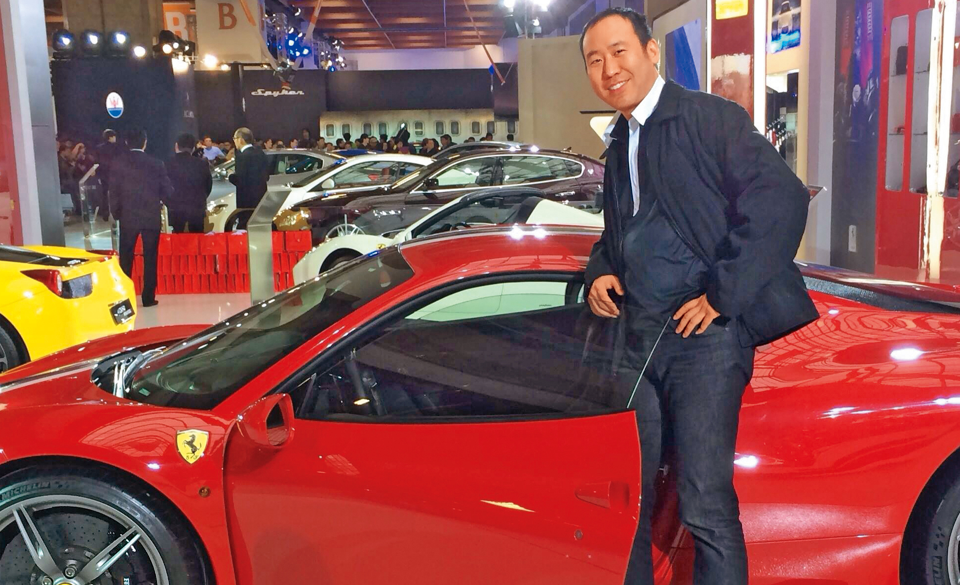 苗華斌熱愛賽車，身為車迷，常留下與車文化相關的畫面，也顯示他千億少東的身分。（翻攝自Scott Miau臉書）