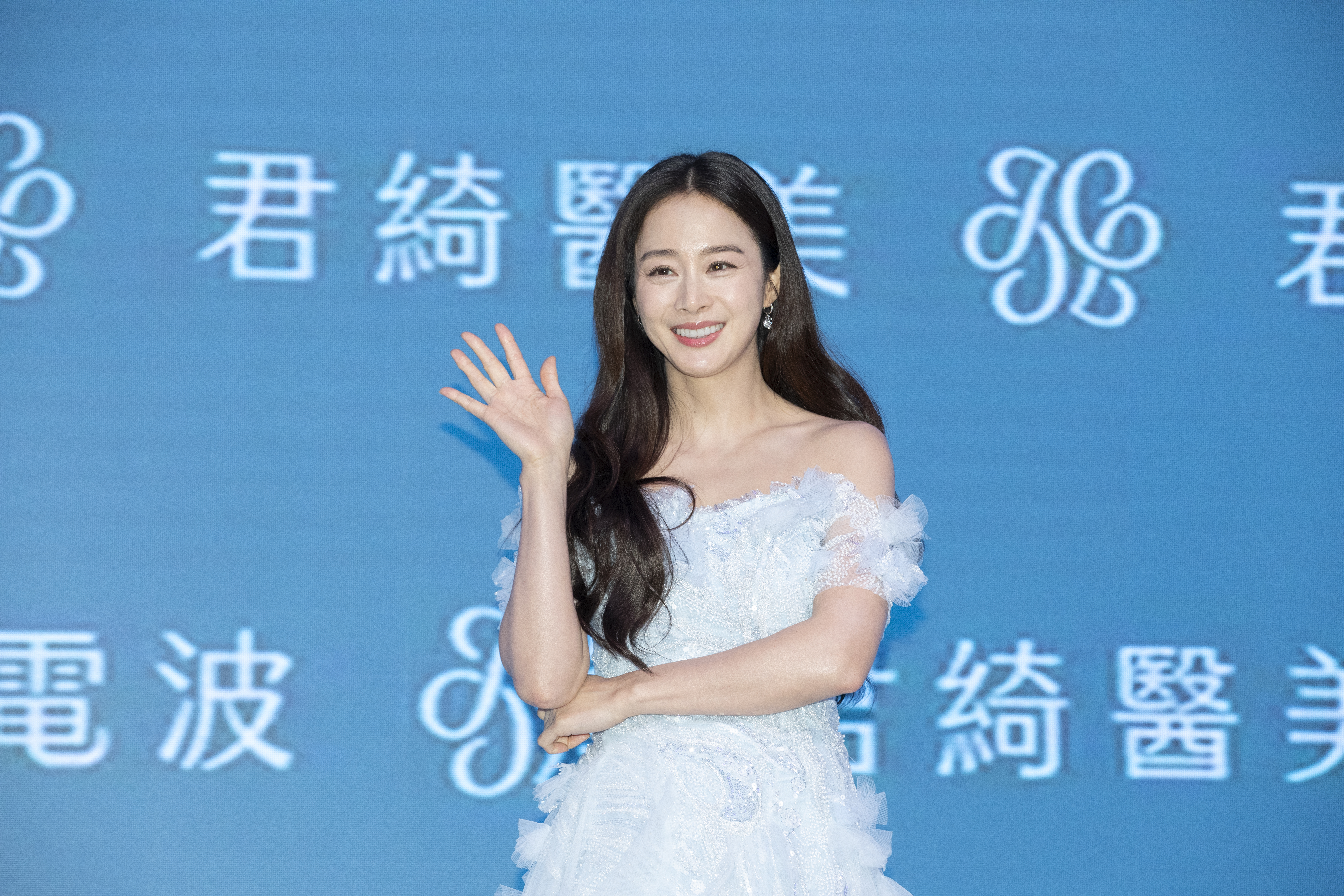 韓國第一美女金泰希今（12日）出席君綺電波記者會。