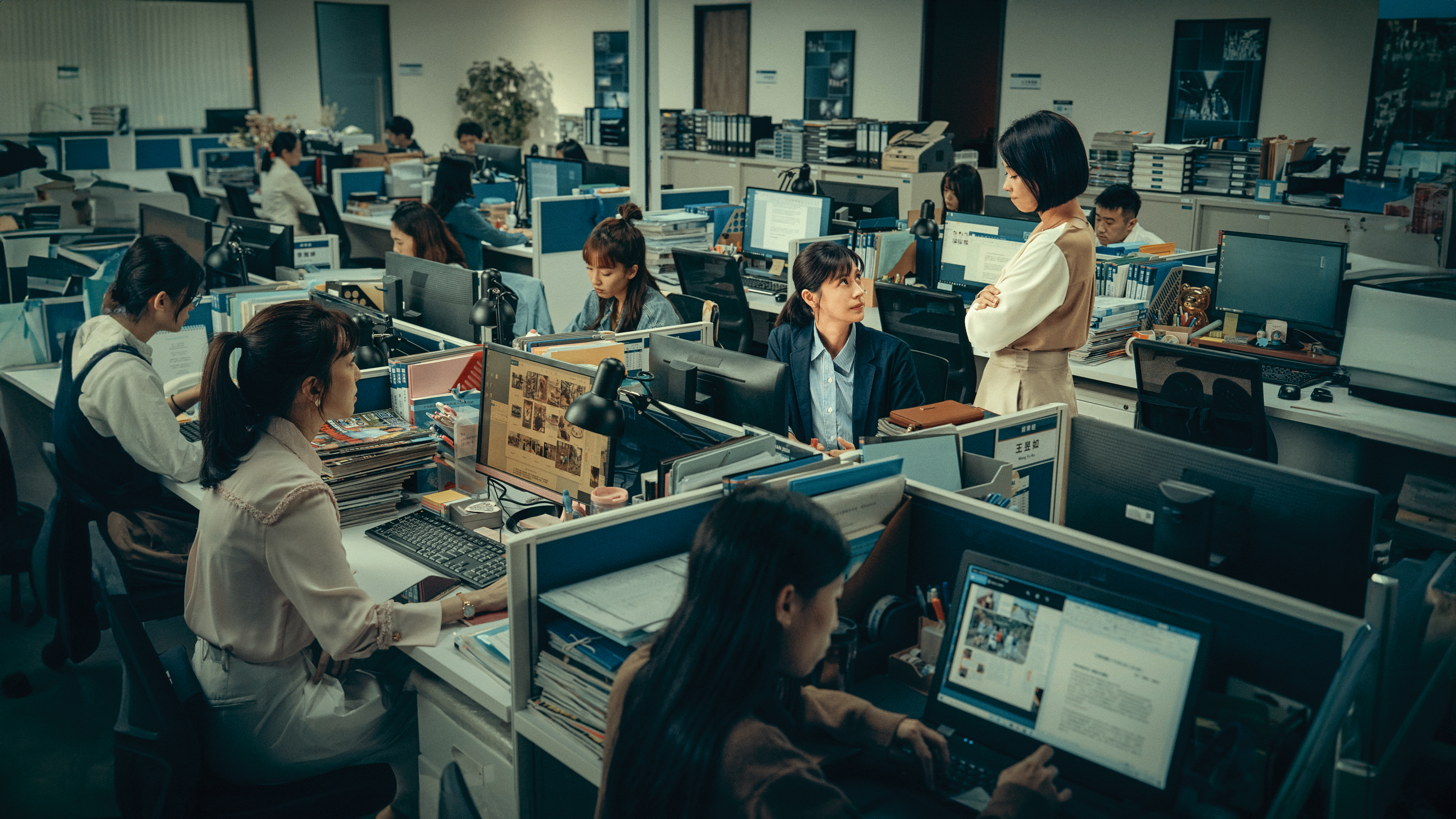 週刊辦公室由鏡週刊提供部分場景，並加以改造，中排右起為演員六月與林予晞、王渝萱。（鏡文學提供）