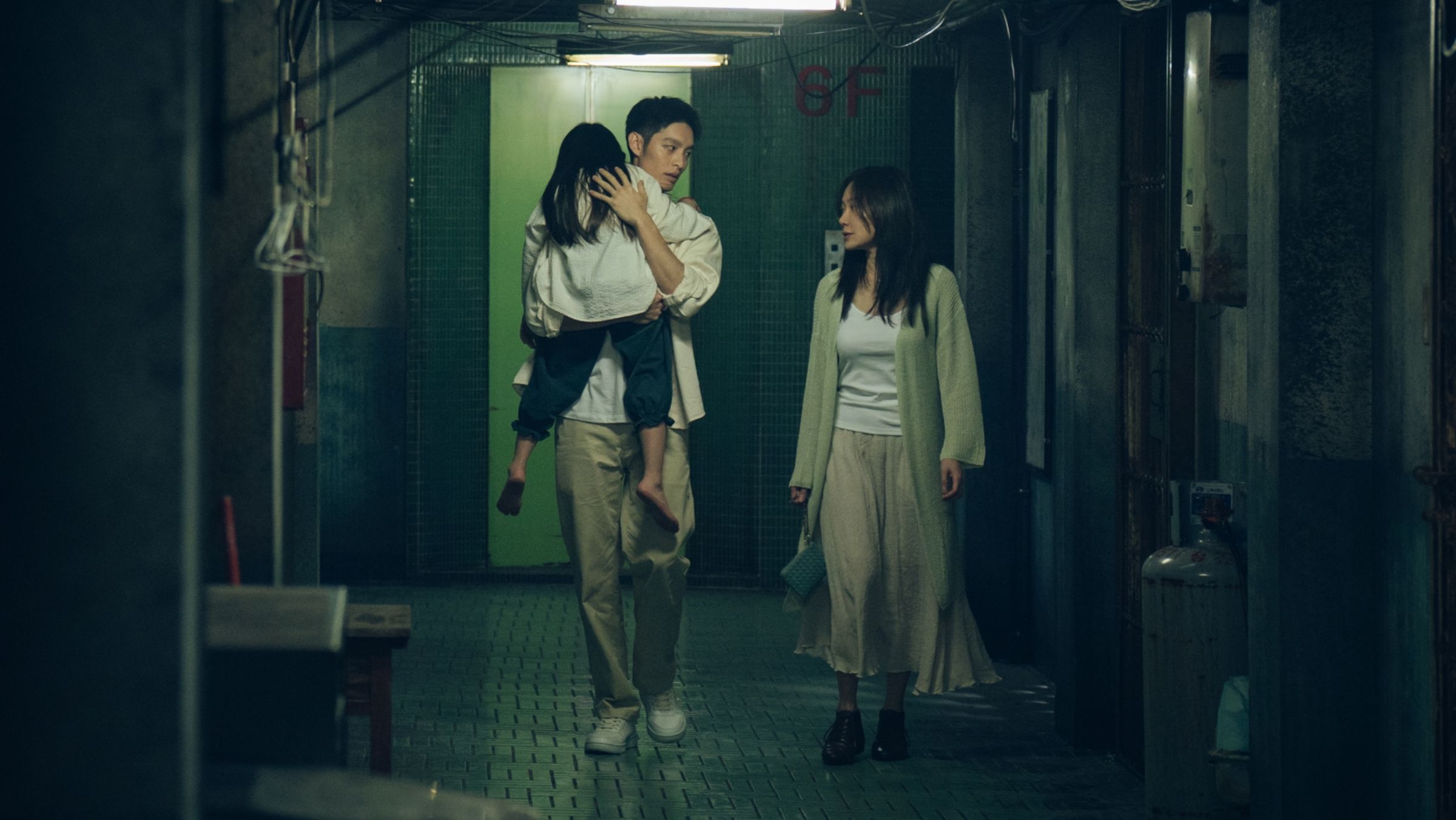 曹佑寧在片中對尹馨母女照顧有加,2人有著曖昧情愫。(松露文化創意提供)