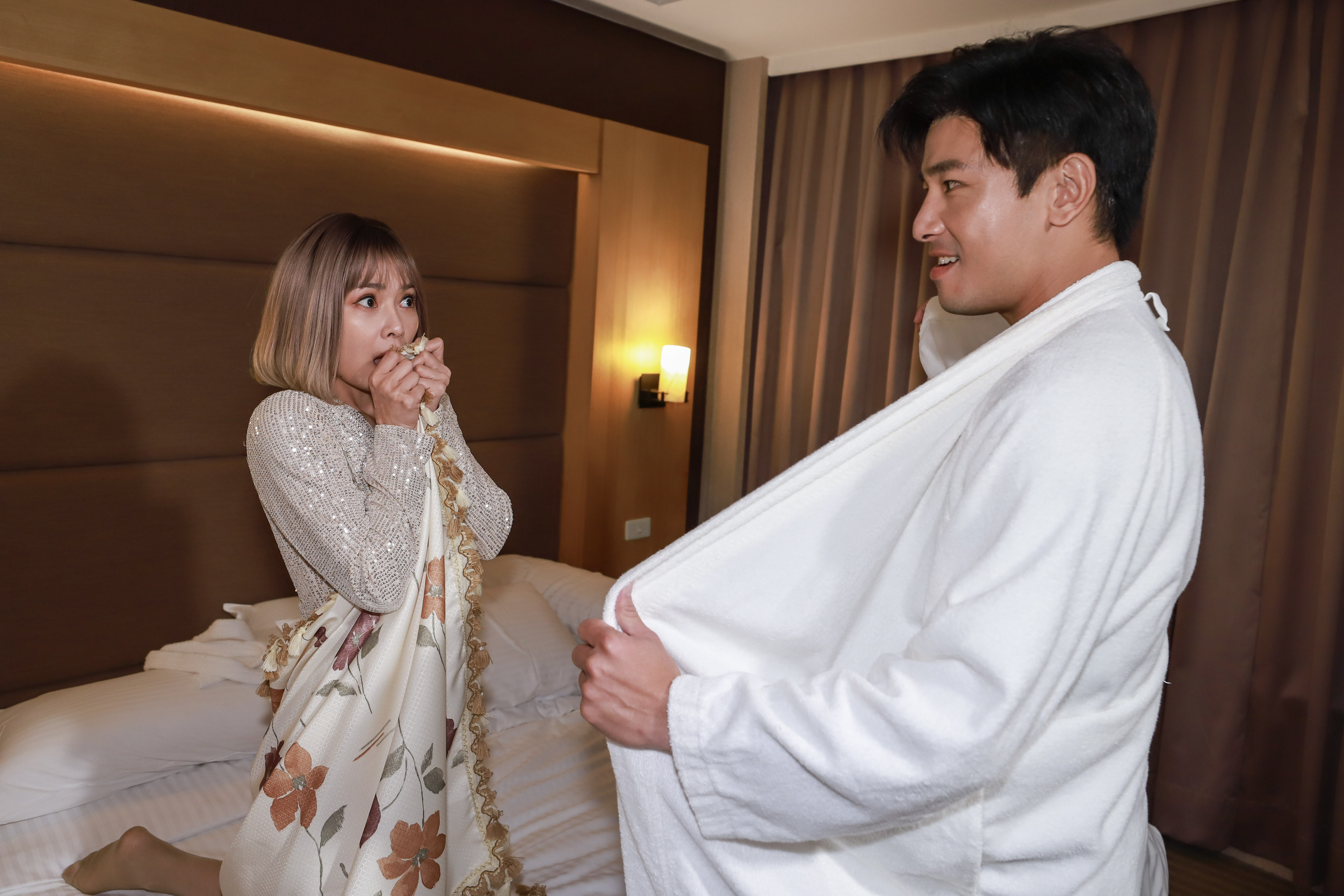 傅子純(右)在《愛的榮耀》很愛捉弄吳婉君(左),自嘲角色有SM傾向。(民視提供)