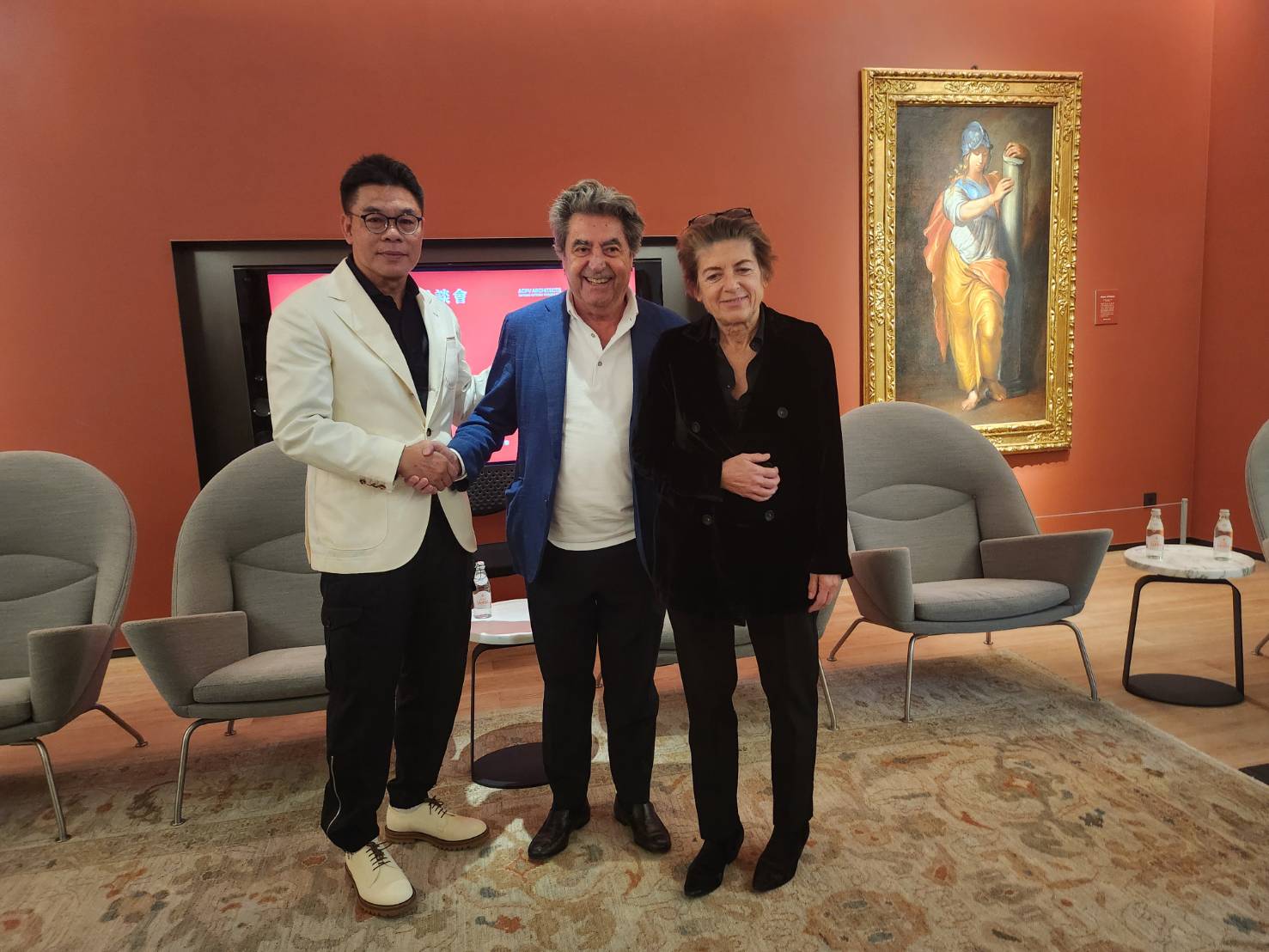 今年正逢聯聚建設30週年，聯聚建設創辦人江韋侖12月8日邀請義大利建築師事務所ACPV ARCHITECTS在台中歌劇院舉辦「Sculpting the City 美學造市」與談會。左至右依序為：聯聚建設創辦人江韋侖、ACPV ARCHITECTS主席Antonio Citterio、執行長Patricia Viel。