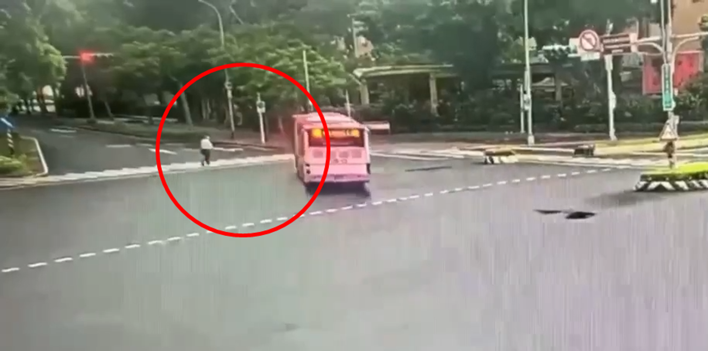 今日上午總統官邸旁路口發生死亡車禍,行人不幸命喪輪下。(翻攝畫面)
