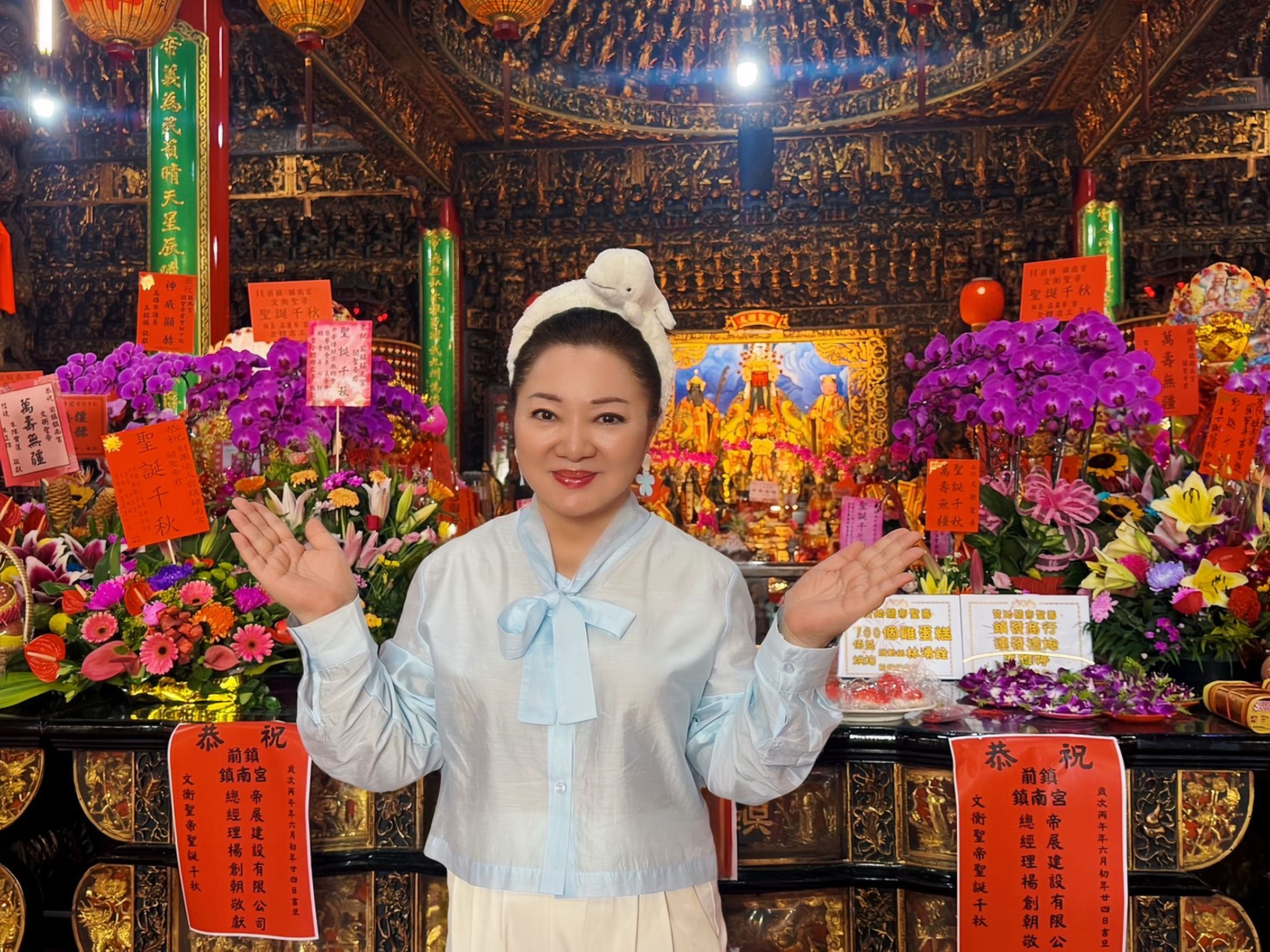 白冰冰日前前往高雄前鎮鎮南宮,參拜關聖帝君。(圖/長興影視提供)